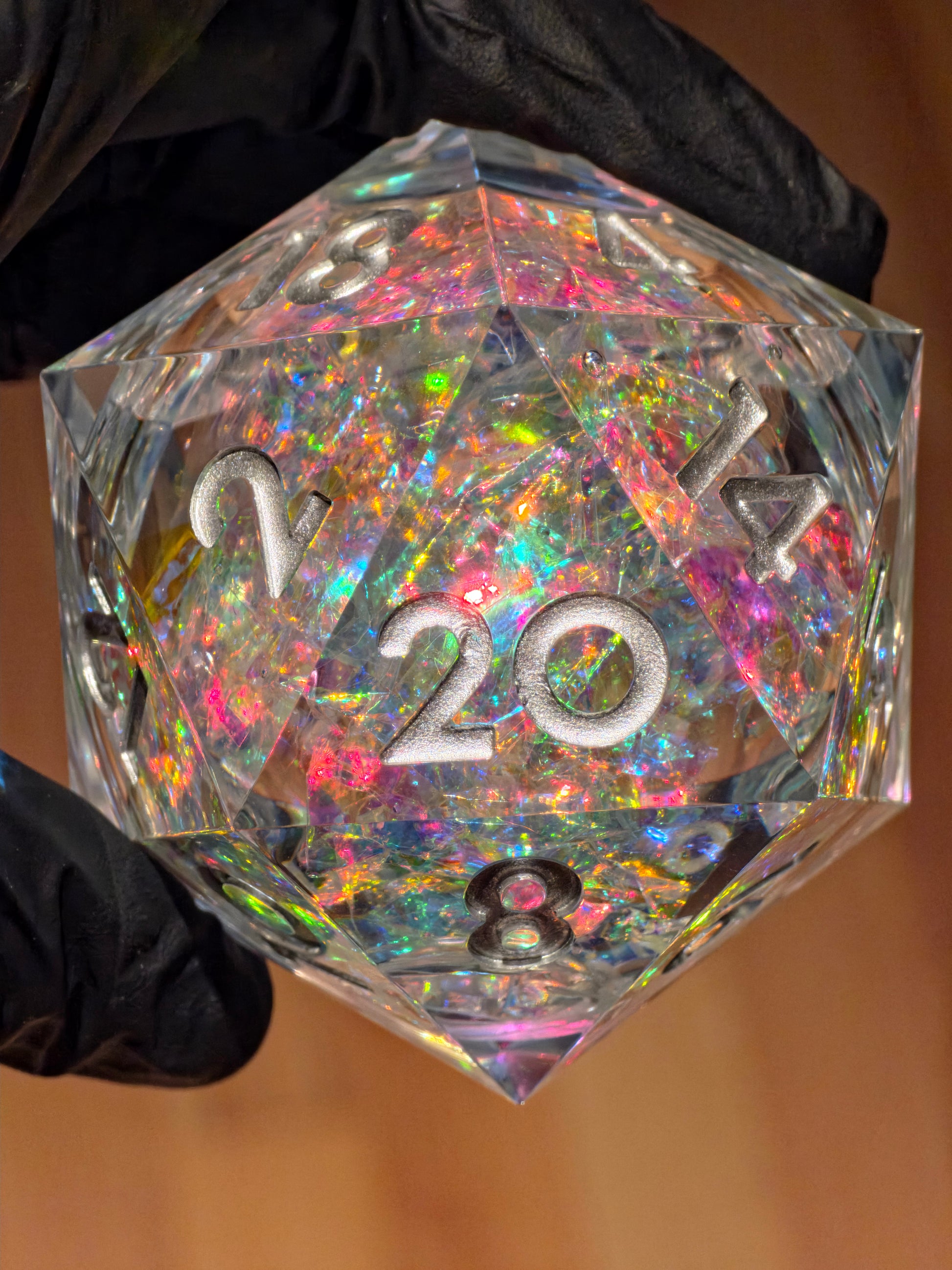 Perspektivaufnahme des legendären D20 – zeigt Schichttiefe und flüssiges Funkeln im Inneren.  
Perspective view of the legendary D20 – showing layer depth and liquid sparkle within.