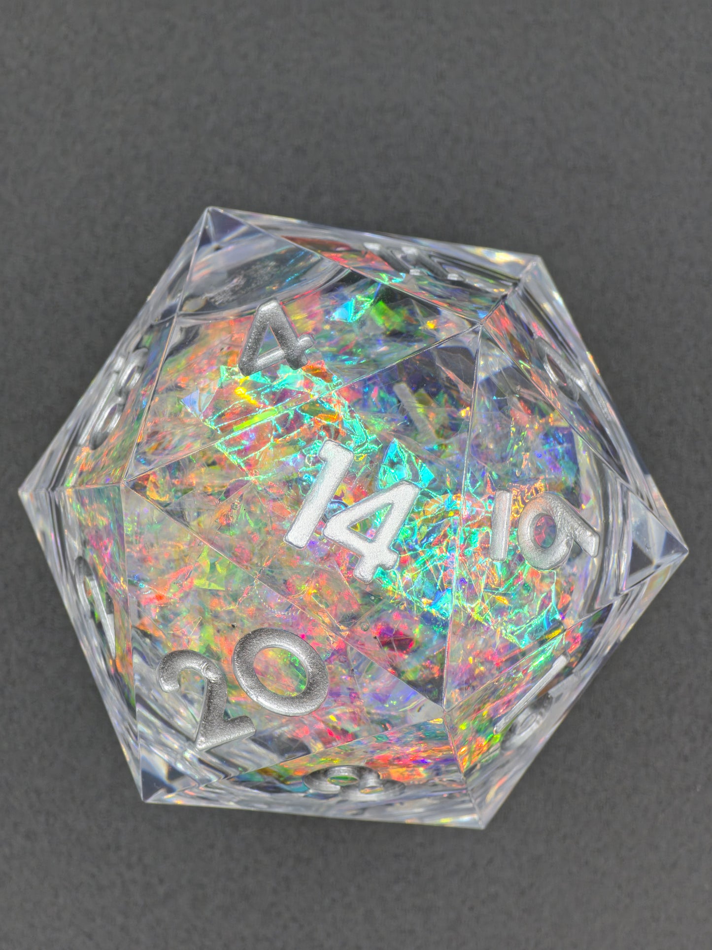 Studioaufnahme des legendären D20 – klarer Harz, perfekte Gravuren und schillernde Opalflakes.  
Studio shot of the legendary D20 – clear resin, precise engravings and shimmering opal flakes.