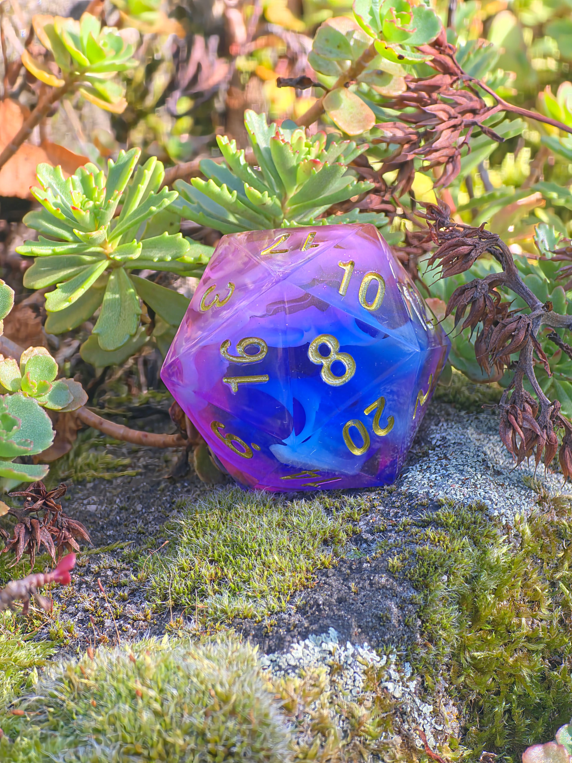 „Nebula Cloud“ in der Hand – leuchtendes Blau-Violett mit goldener Gravur und funkelndem Finish.  
“Nebula Cloud” held in hand – glowing blue-violet with golden engraving and sparkling finish.