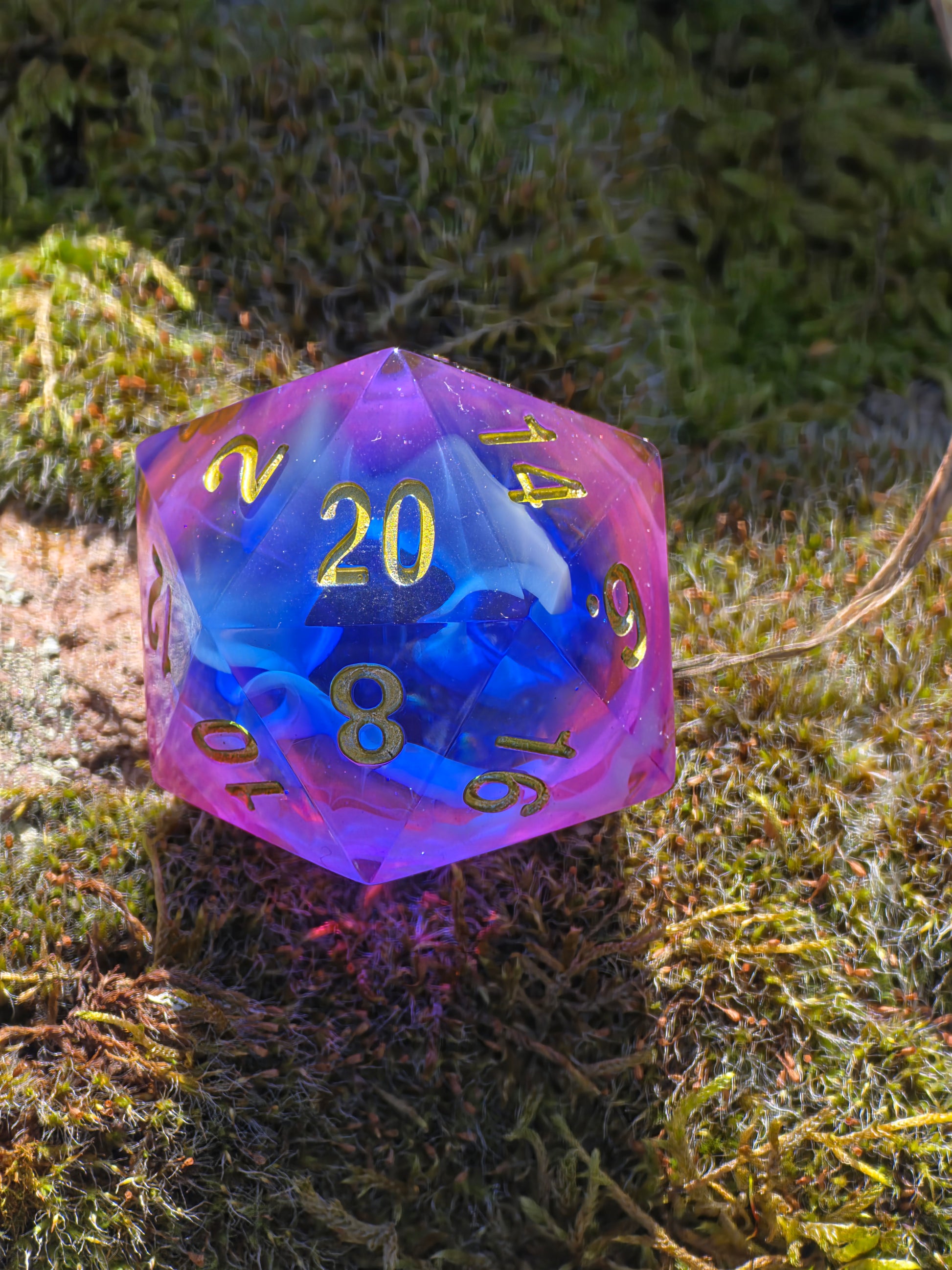Handgemachter D20 „Nebula Cloud“ – großer Galaxy-Würfel in Blau und Violett mit goldenen Zahlen.  
Handmade D20 “Nebula Cloud” – large galaxy die in blue and violet with golden numbers.
