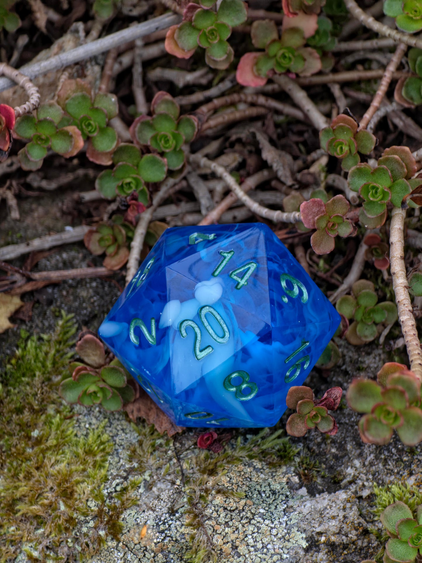 „Ocean Blue Cloud“ D20 auf Moos – kontrast zwischen Naturgrün und tiefem Meeresblau.  
“Ocean Blue Cloud” D20 on moss – contrast between natural green and deep ocean blue.