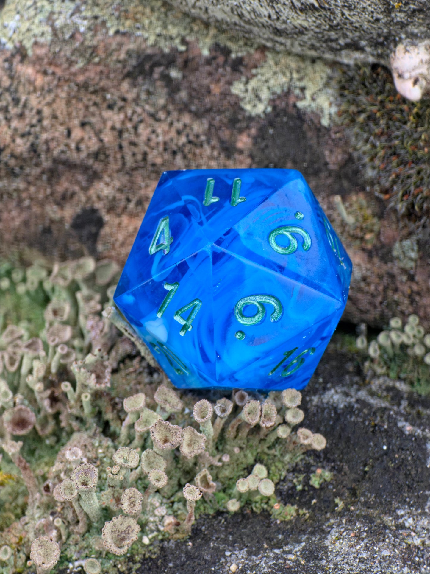 Studioaufnahme des „Ocean Blue Cloud“ Würfels – klare Gravuren, glänzende Oberfläche und ruhiger Meereslook.  
Studio shot of the “Ocean Blue Cloud” die – crisp engravings, glossy surface and calm ocean look.