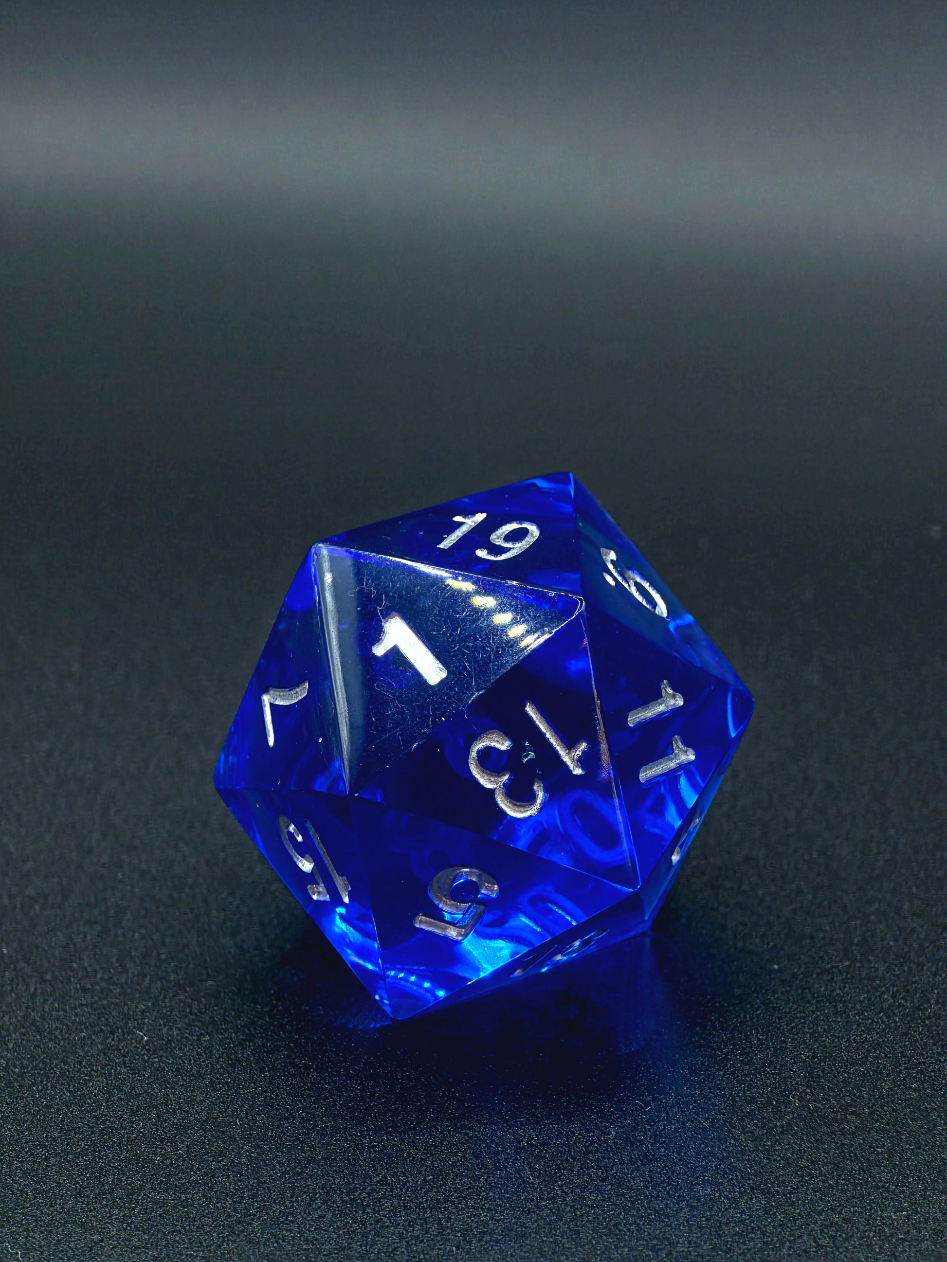 Detailaufnahme des „Ocean Blue Crystal“ – klare Struktur und lichtdurchlässiges Tiefblau.  
Close-up of “Ocean Blue Crystal” – clear structure and translucent deep blue tone.