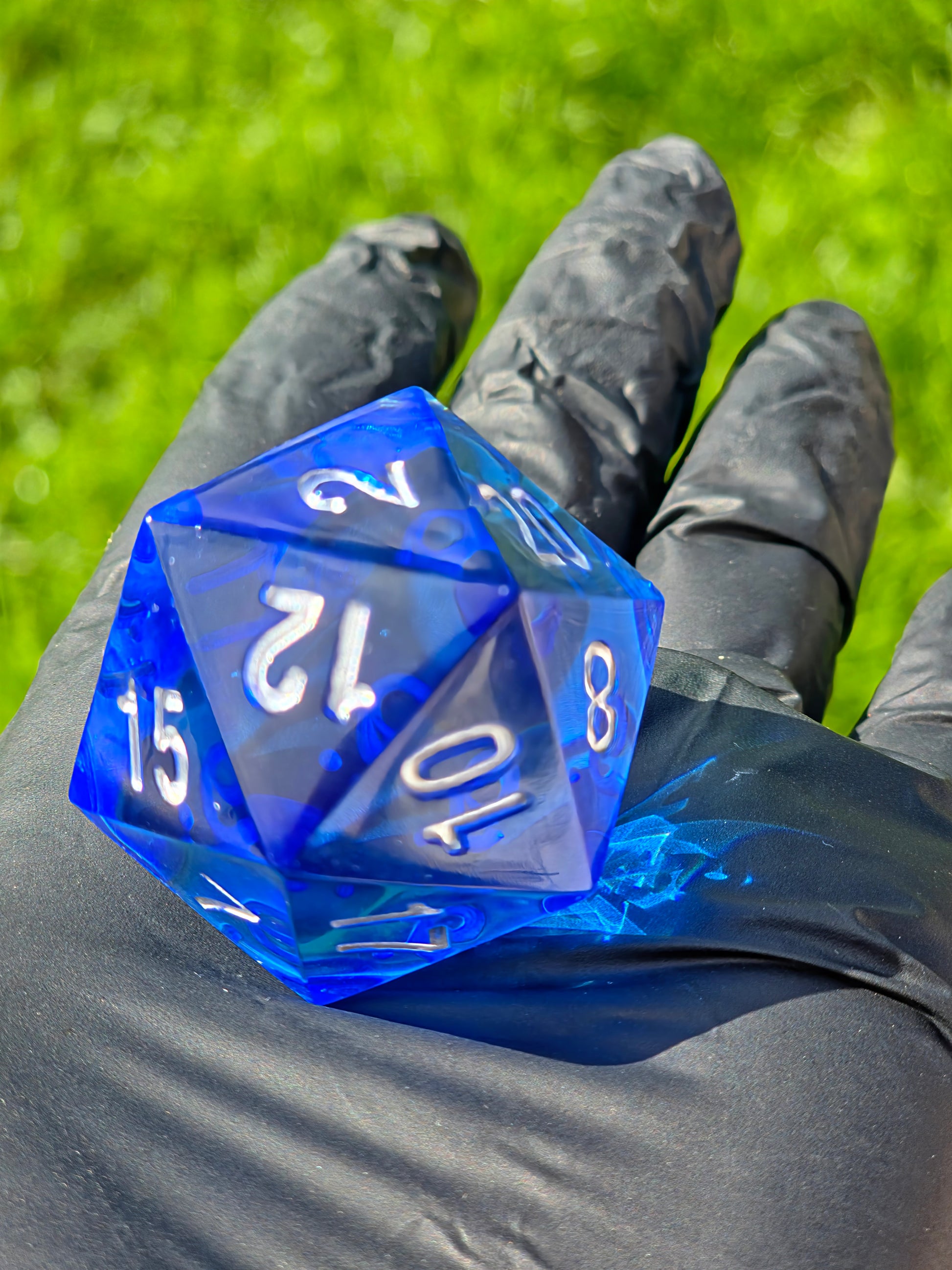 „Ocean Blue Crystal“ im Sonnenlicht – silberne Zahlen leuchten auf tiefblauem Harz.  
“Ocean Blue Crystal” in sunlight – silver numbers shining on deep blue resin.