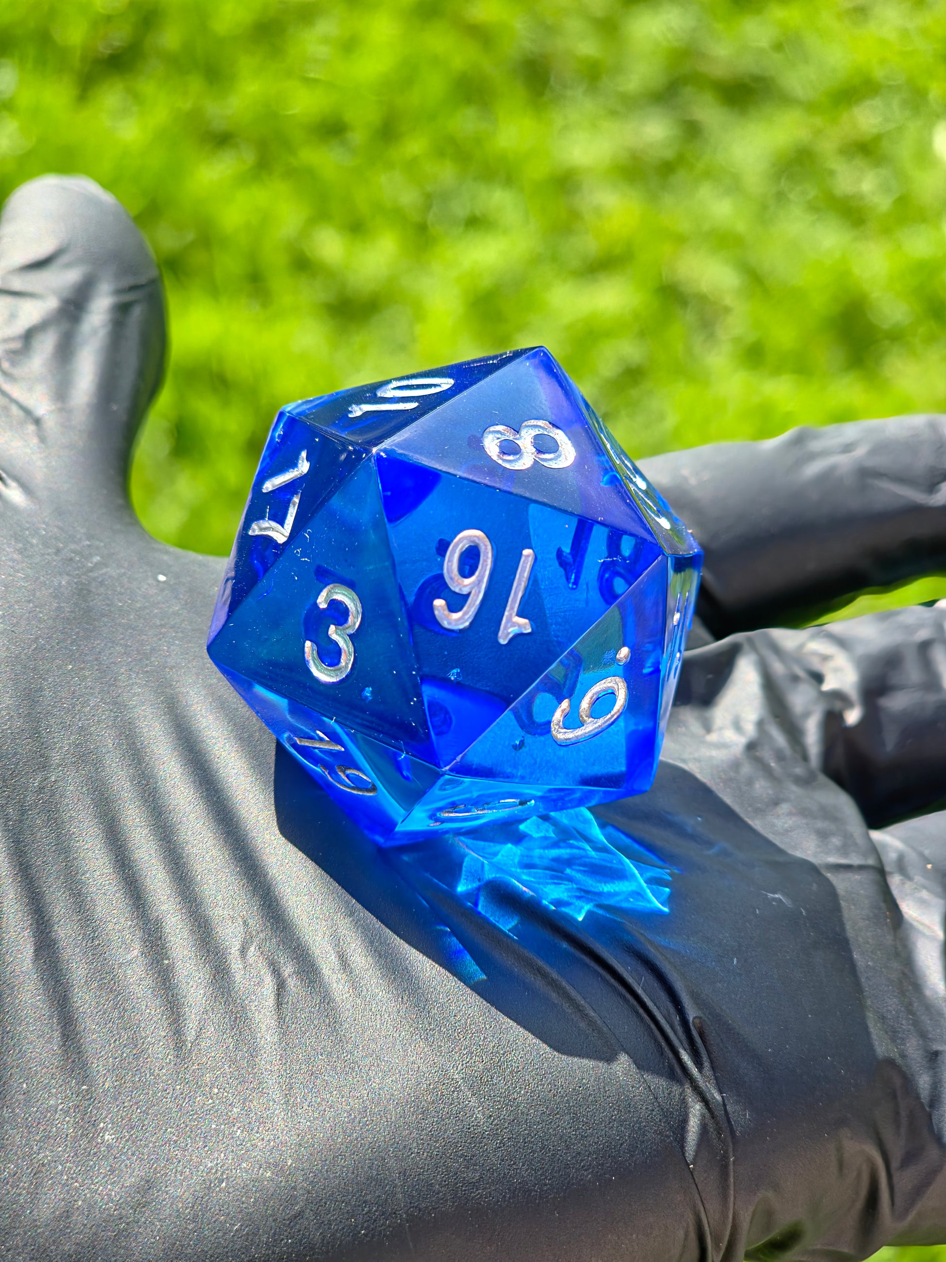 Studioaufnahme des „Ocean Blue Crystal“ – perfekt polierte Facetten und feine Gravuren.  
Studio shot of “Ocean Blue Crystal” – perfectly polished facets and fine engravings.