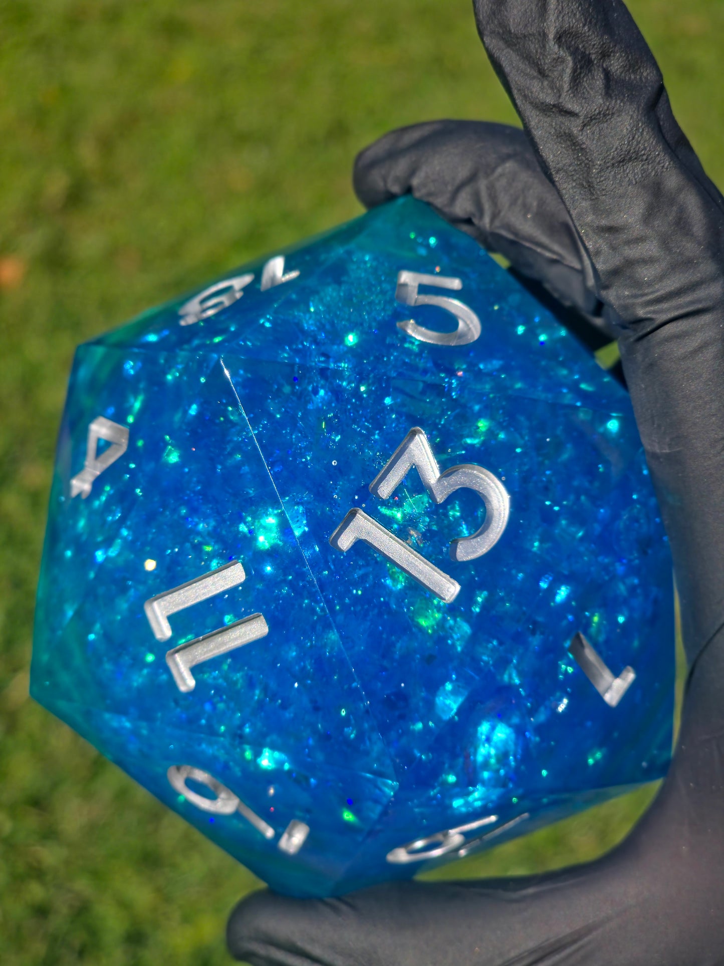 „Ocean Blue Liquid Core“ in der Hand – zeigt die beeindruckende Größe und goldene Zahlen.  
“Ocean Blue Liquid Core” held in hand – shows impressive size and golden numbers.