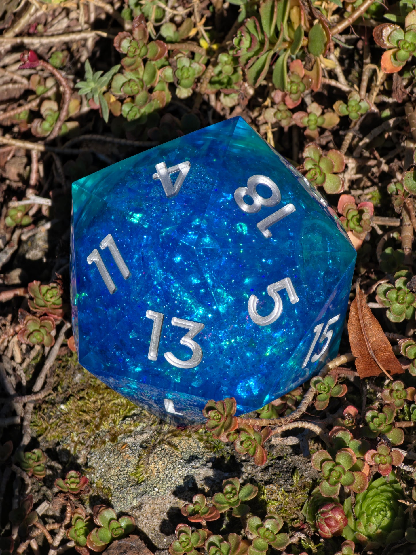 „Ocean Blue Liquid Core“ im Sonnenlicht – reflektiert wie Meereswellen mit goldenem Glanz.  
“Ocean Blue Liquid Core” in sunlight – reflects like ocean waves with golden shine.