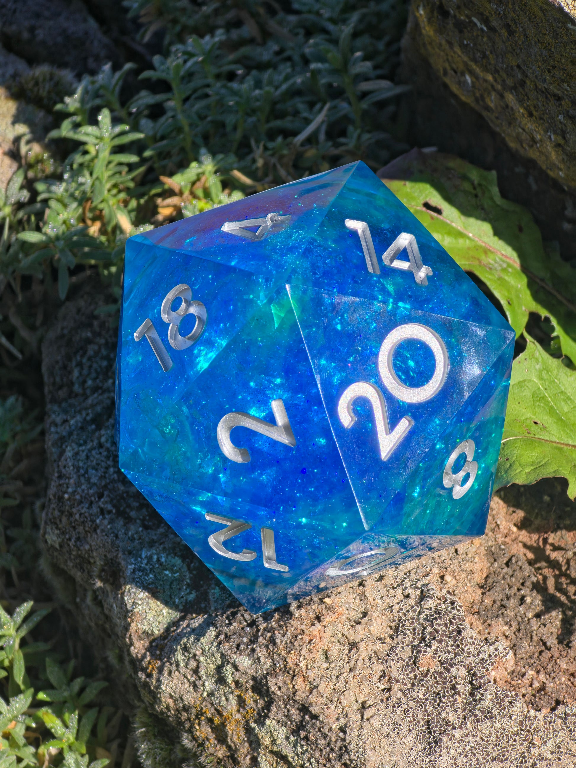 Perspektivaufnahme des „Ocean Blue Liquid Core“ – zeigt die Bewegung der Flüssigkeit und die optische Tiefe.  
Perspective view of “Ocean Blue Liquid Core” – shows liquid motion and optical depth.