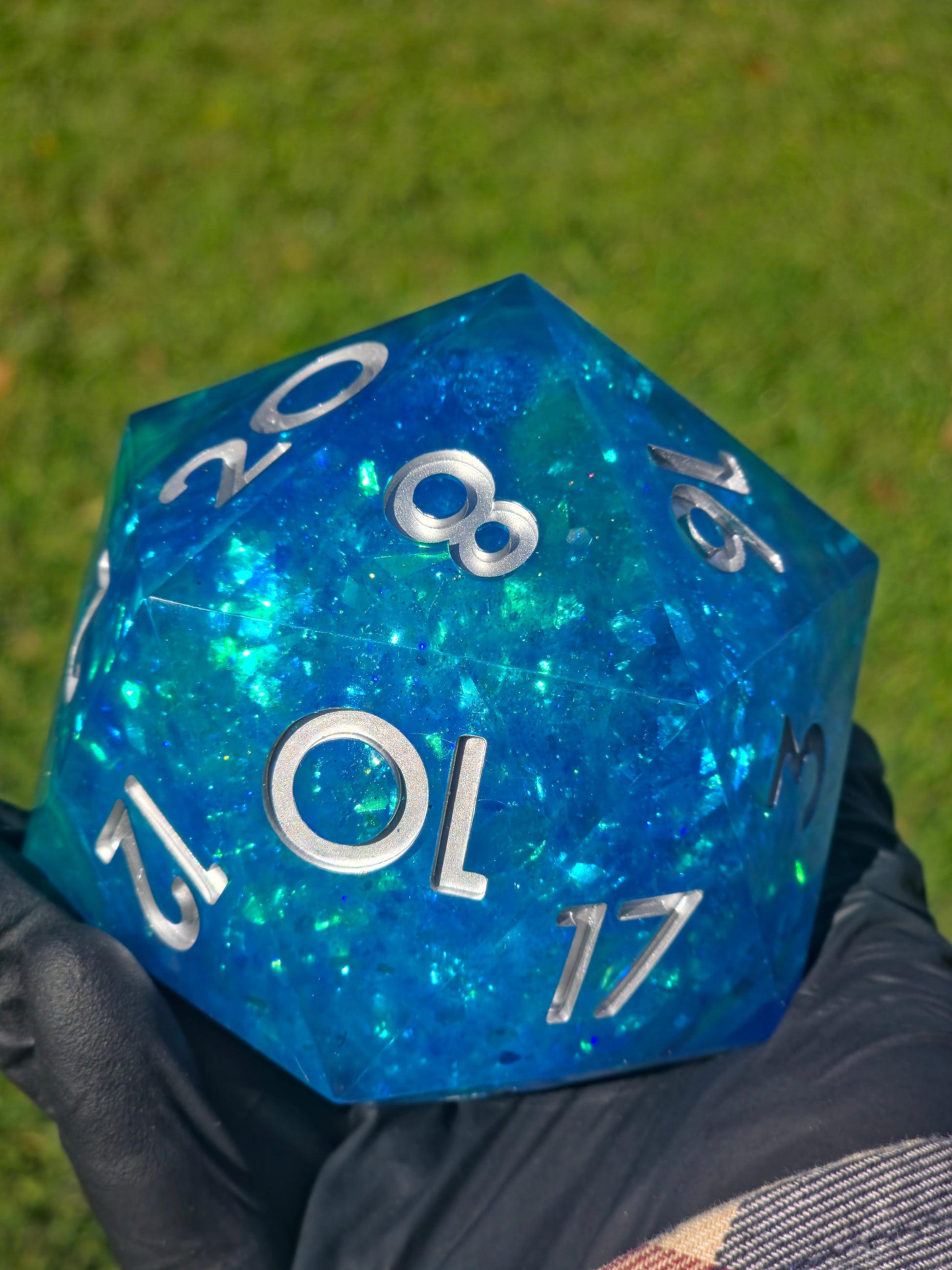 Studioaufnahme des „Ocean Blue Liquid Core“ – perfekte Facetten, klare Oberfläche, tiefes Meeresblau.  
Studio shot of “Ocean Blue Liquid Core” – perfect facets, clear surface, deep ocean blue tone.