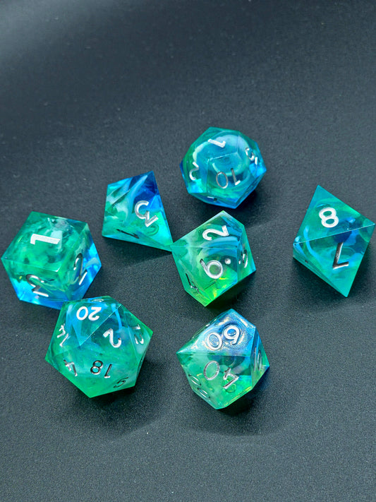 Handgemachtes DnD-Würfelset „Ocean Mist Cloud“ – transparente Würfel in Blau, Türkis und Zitronenfarben.  
Handmade DnD dice set “Ocean Mist Cloud” – transparent dice in blue, turquoise and lemon hues.