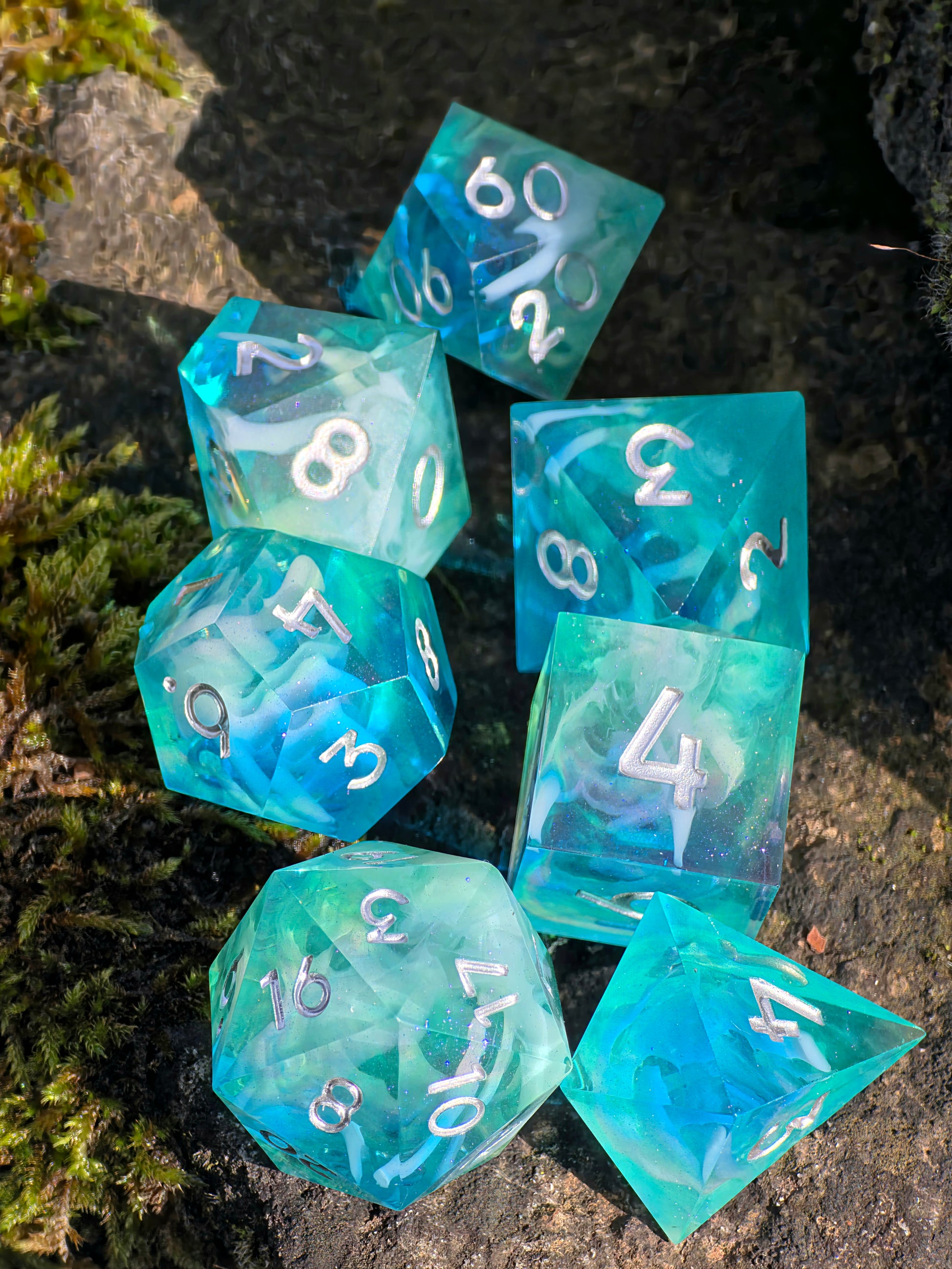 „Ocean Mist Cloud“ im Sonnenlicht – schimmert in Blau- und Türkistönen wie Meereswellen.  
“Ocean Mist Cloud” in sunlight – shimmers in blue and turquoise tones like ocean waves.