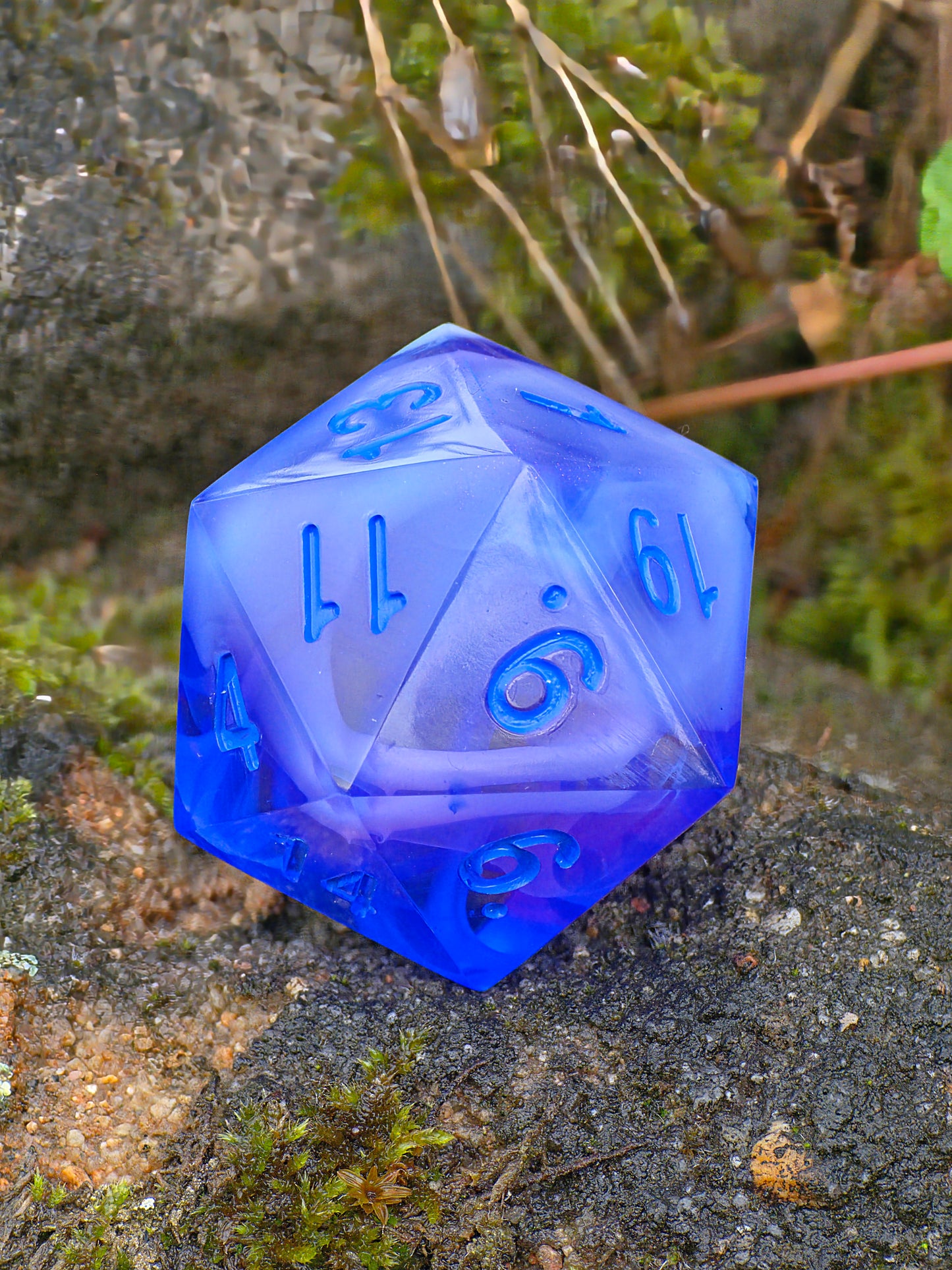 Detailaufnahme des „Ocean Mist“ – schimmernde Tiefe mit zarten Nebelstrukturen im Inneren.  
Close-up of “Ocean Mist” – shimmering depth with delicate inner mist patterns.