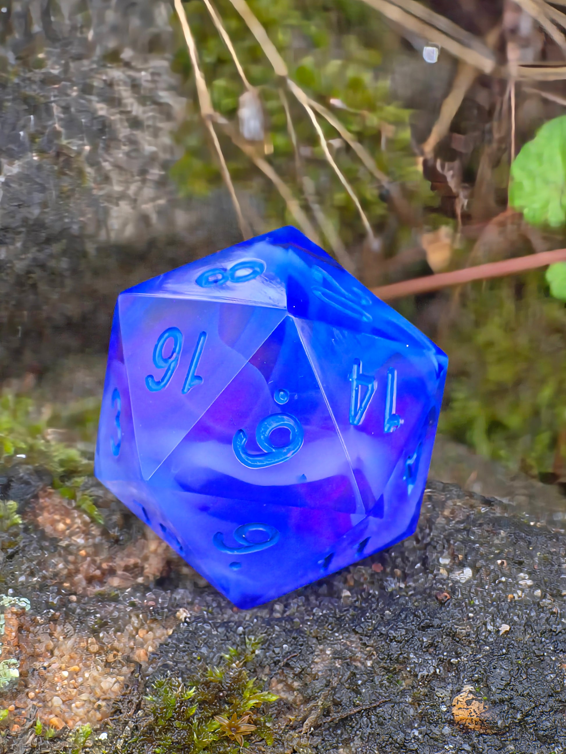 „Ocean Mist“ in der Hand – klare Facetten, weicher Farbverlauf von Blau zu Violett.  
“Ocean Mist” held in hand – clear facets and smooth gradient from blue to violet.