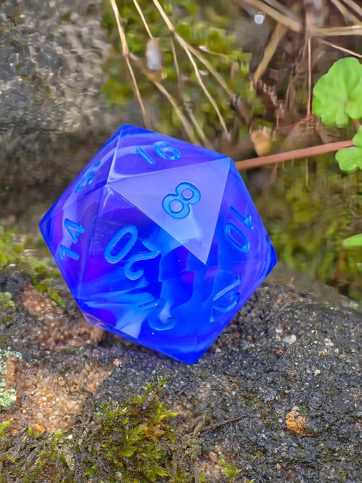Handgemachter D20 „Ocean Mist“ – großer RPG-Würfel in Blau und Violett mit Nebeleffekt.  
Handmade D20 “Ocean Mist” – large RPG die in blue and violet with mist effect.