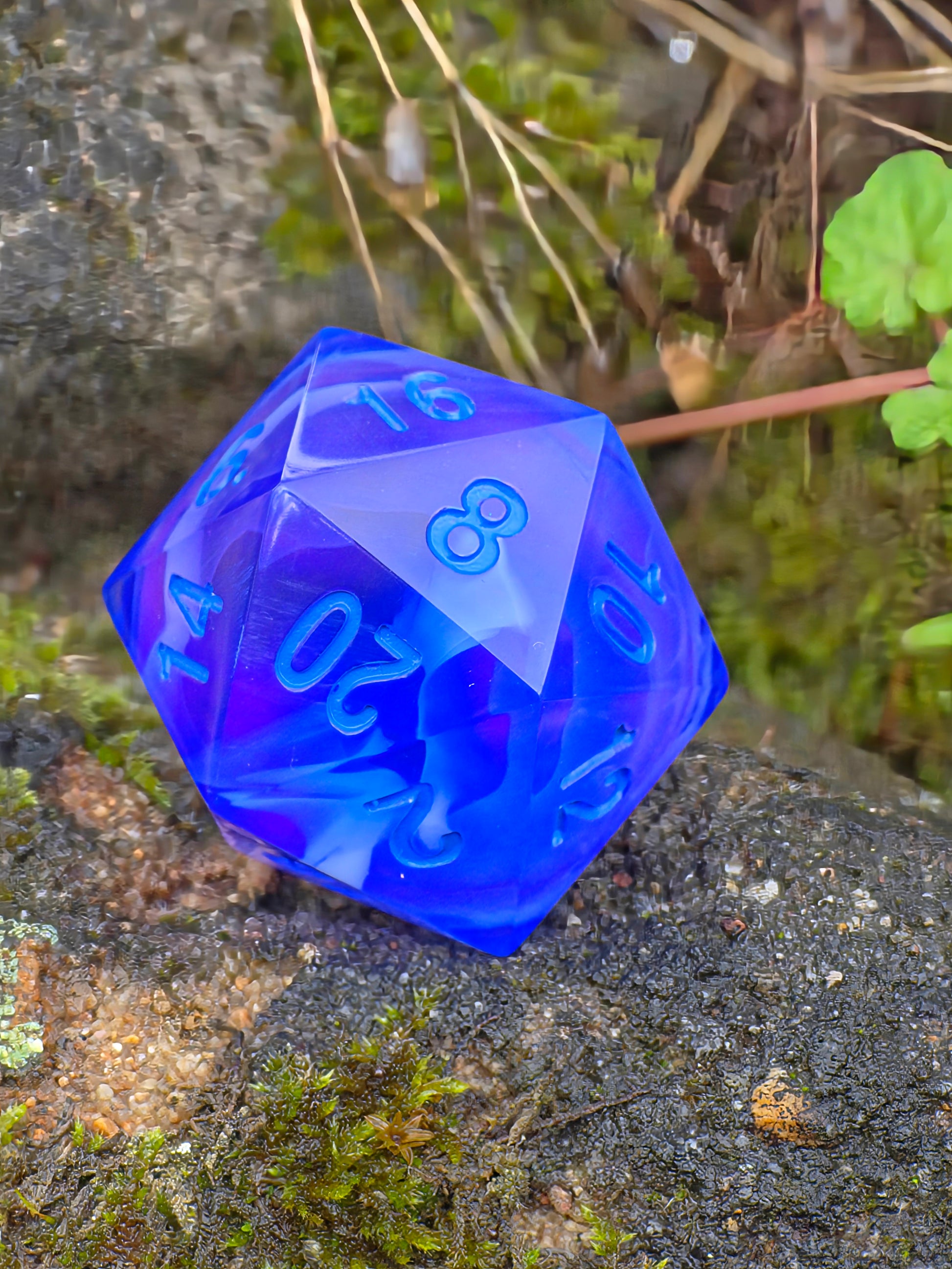 Handgemachter D20 „Ocean Mist“ – großer RPG-Würfel in Blau und Violett mit Nebeleffekt.  
Handmade D20 “Ocean Mist” – large RPG die in blue and violet with mist effect.