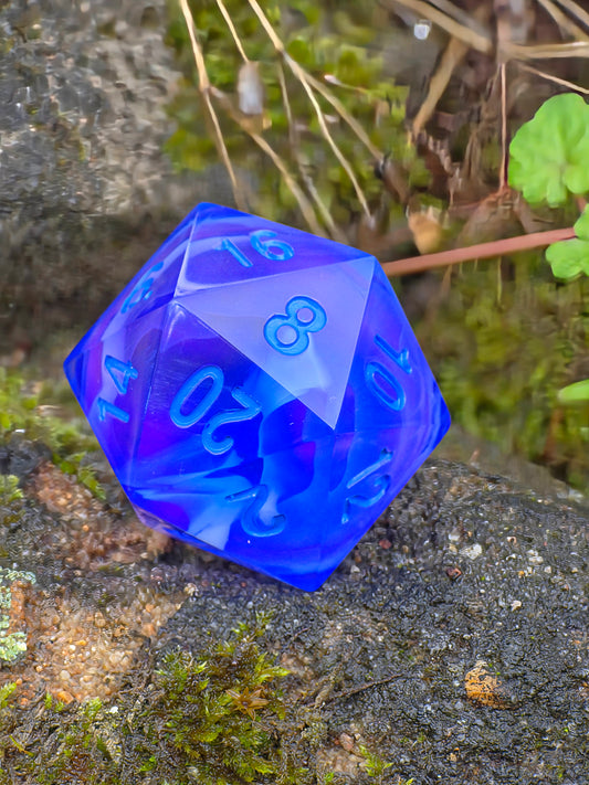 Handgemachter D20 „Ocean Mist“ – großer RPG-Würfel in Blau und Violett mit Nebeleffekt.  
Handmade D20 “Ocean Mist” – large RPG die in blue and violet with mist effect.