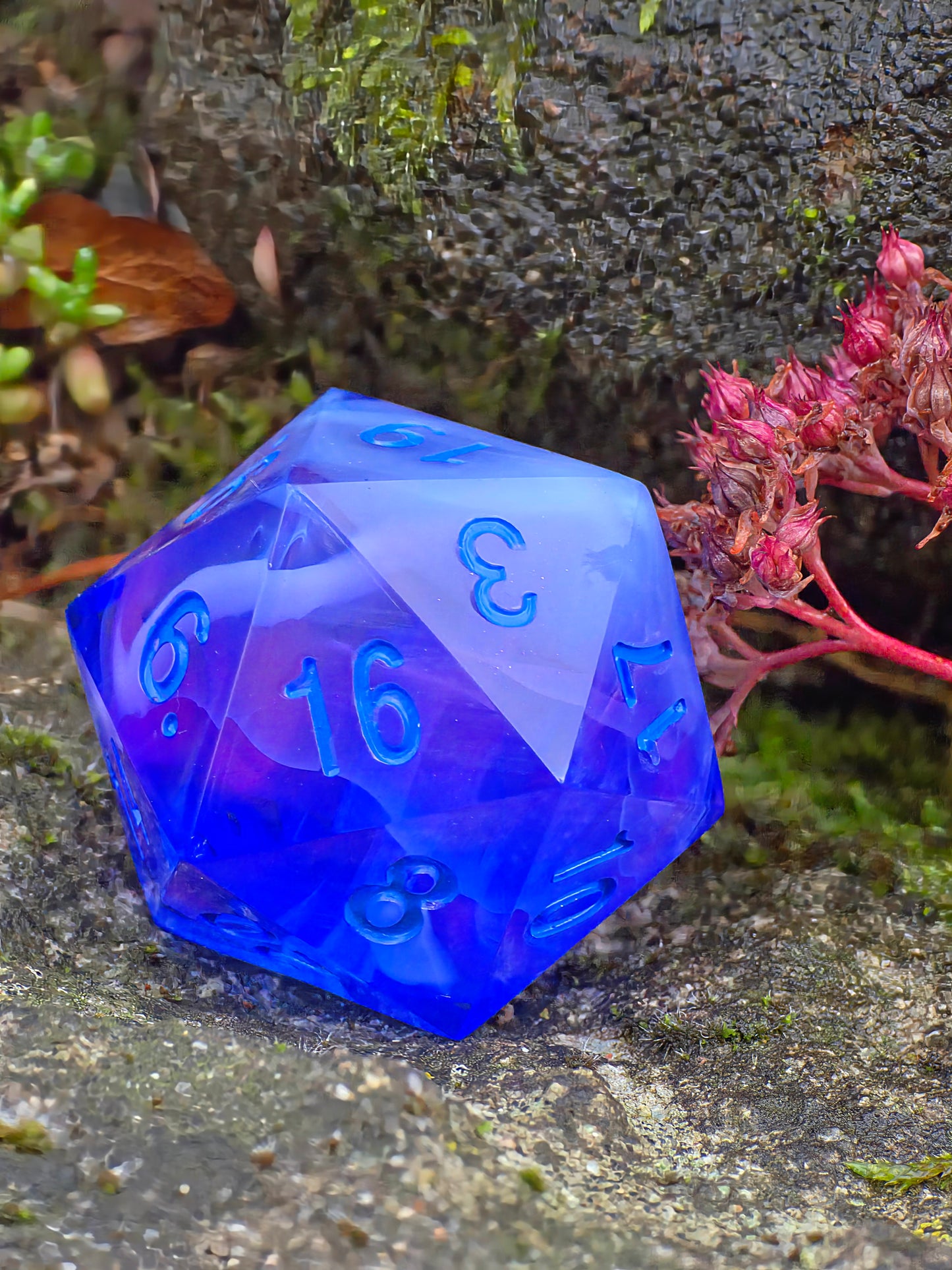 Studioaufnahme des „Ocean Mist“ – polierte Flächen und lichtreflektierende Kanten.  
Studio shot of “Ocean Mist” – polished surfaces and light-reflecting edges.