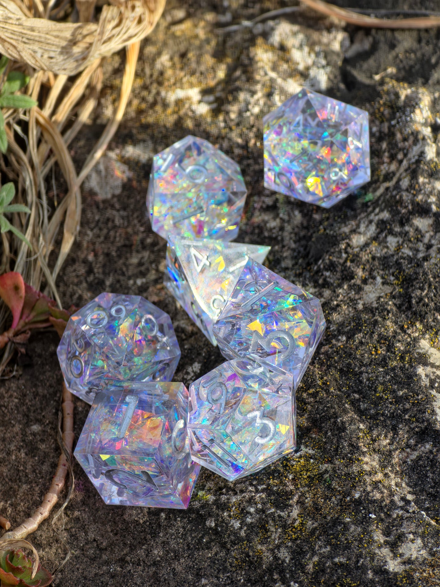 Detailaufnahme der „Opal Aurora“ Würfel – glitzernde Partikel, klare Gravuren und opaleszente Tiefe.  
Close-up of the “Opal Aurora” dice – sparkling particles, crisp engravings and opalescent depth.