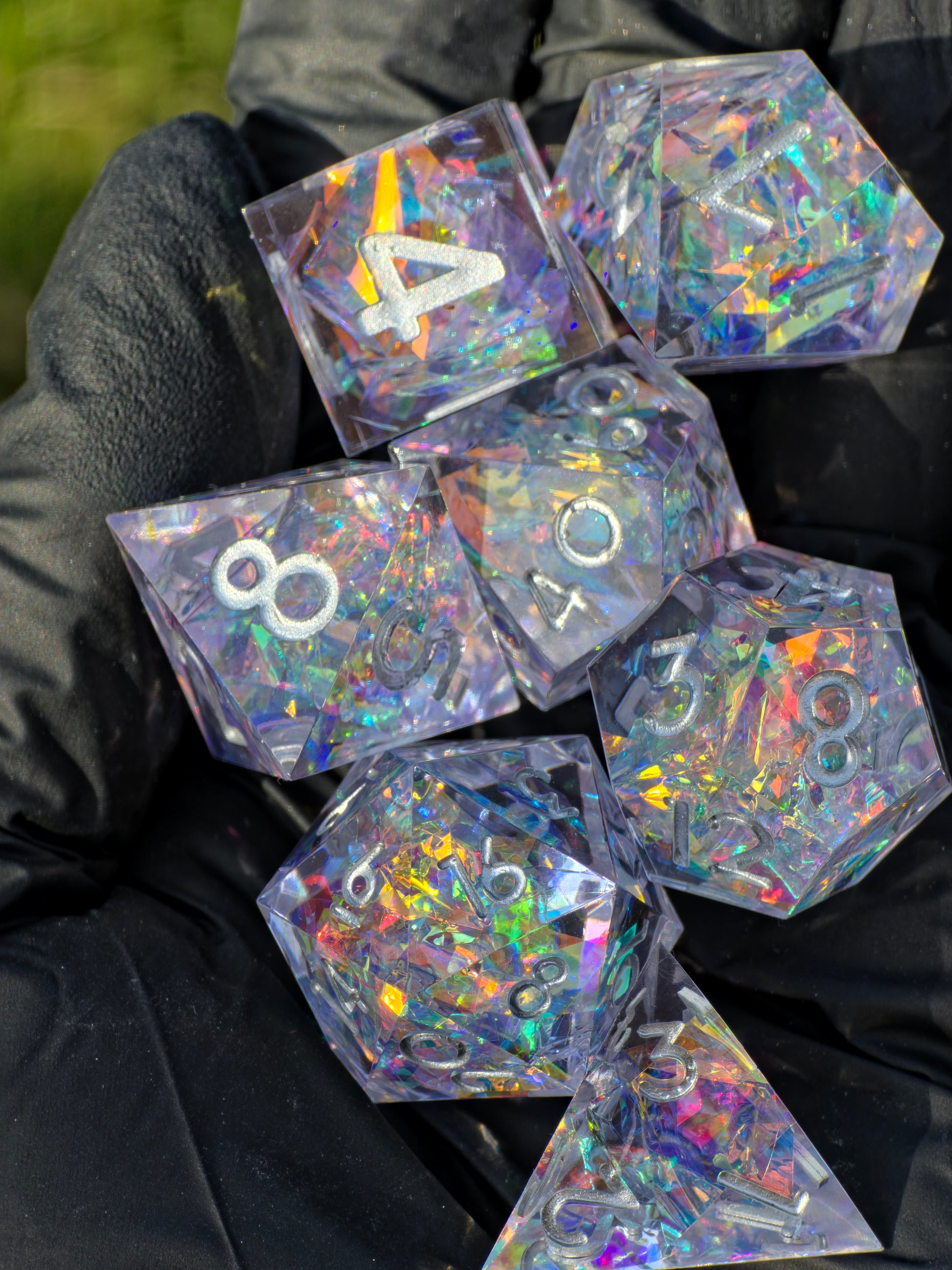 Komplettes „Opal Aurora“ Würfelset – funkelnde Harzschichten mit opalisierendem Glanz und Regenbogenreflexen.  
Complete “Opal Aurora” dice set – shimmering resin layers with opalescent shine and rainbow reflections.