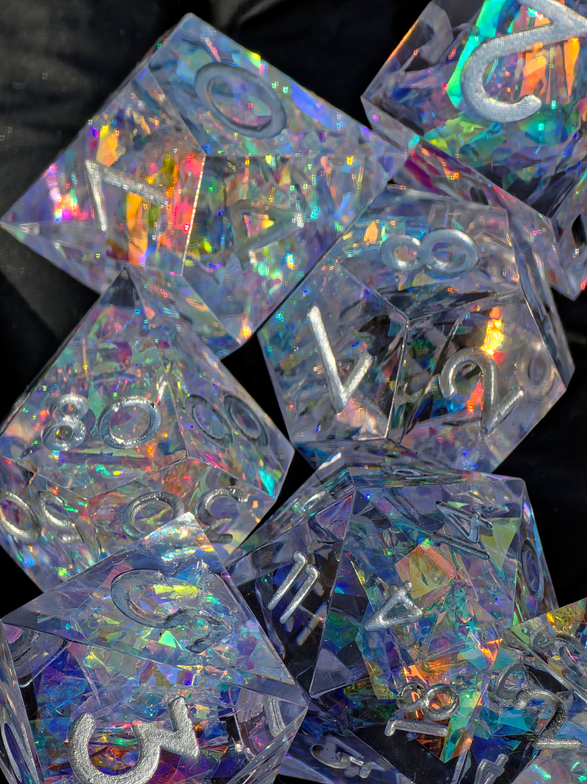 „Opal Aurora“ Würfel in der Hand – zeigt Brillanz, Transparenz und das Leuchten des Nordlichts.  
“Opal Aurora” dice held in hand – showing brilliance, transparency and the glow of the northern lights.