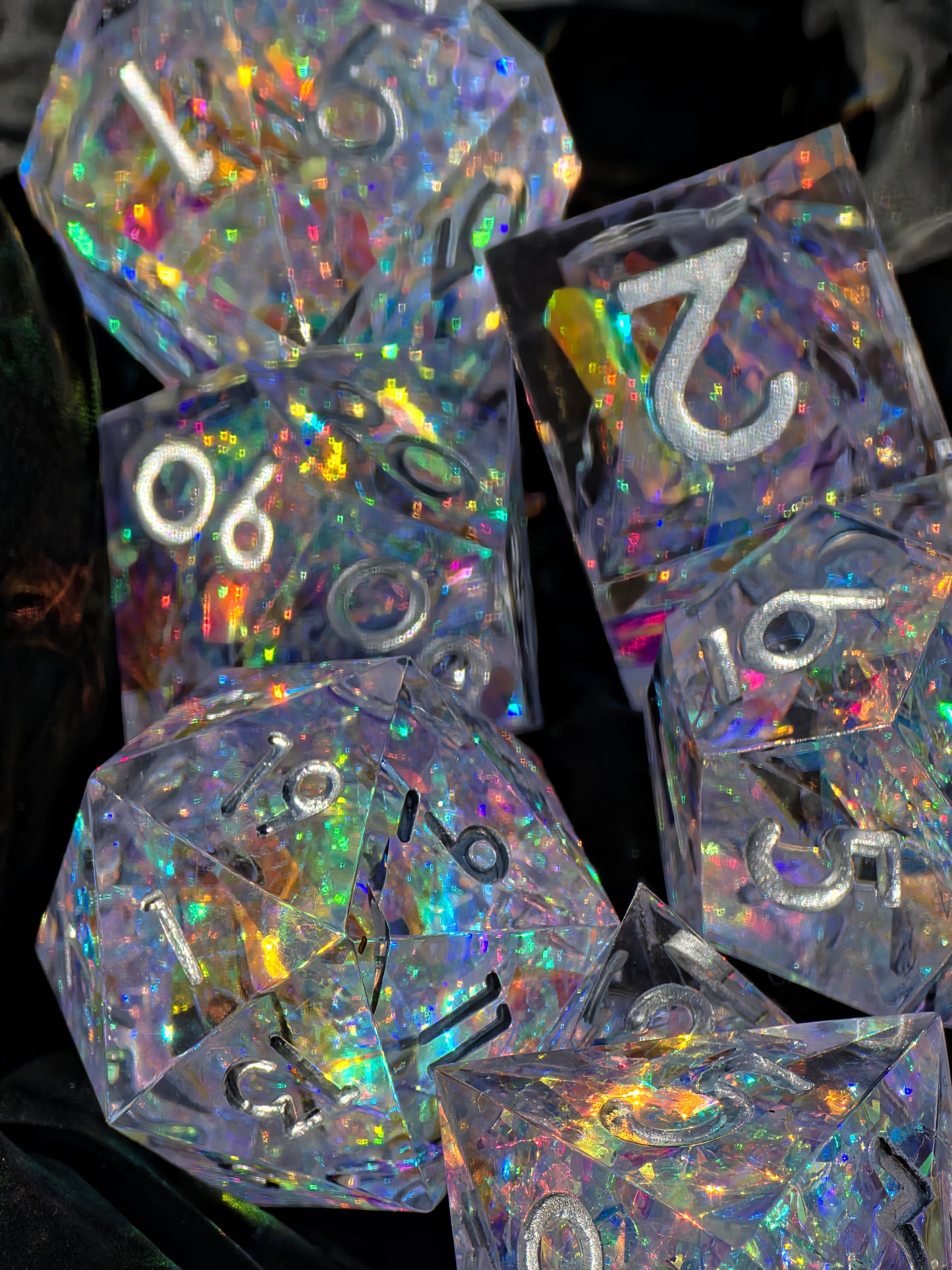 Handgemachtes polyedrisches Würfelset „Opal Aurora“ mit irisierendem Opal-Effekt – gefrorenes Nordlicht im Harz eingefangen.  
Handmade polyhedral dice set “Opal Aurora” with iridescent opal effect – frozen northern lights captured in resin.