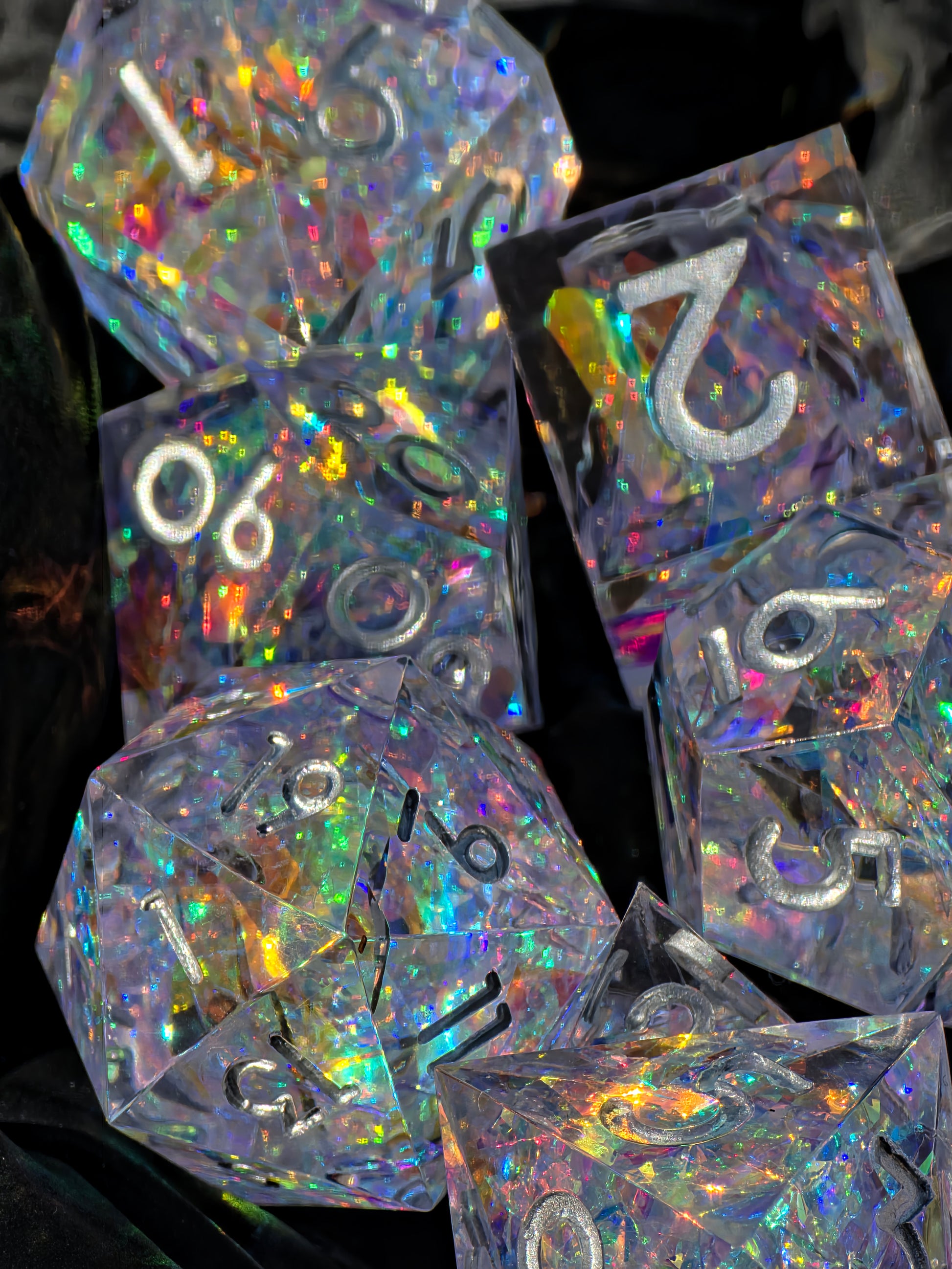 Handgemachtes polyedrisches Würfelset „Opal Aurora“ mit irisierendem Opal-Effekt – gefrorenes Nordlicht im Harz eingefangen.  
Handmade polyhedral dice set “Opal Aurora” with iridescent opal effect – frozen northern lights captured in resin.