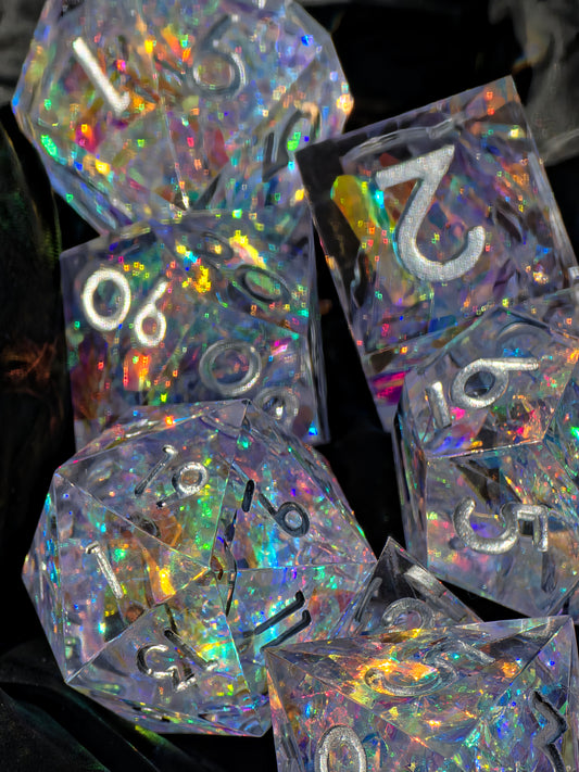 Handgemachtes polyedrisches Würfelset „Opal Aurora“ mit irisierendem Opal-Effekt – gefrorenes Nordlicht im Harz eingefangen.  
Handmade polyhedral dice set “Opal Aurora” with iridescent opal effect – frozen northern lights captured in resin.