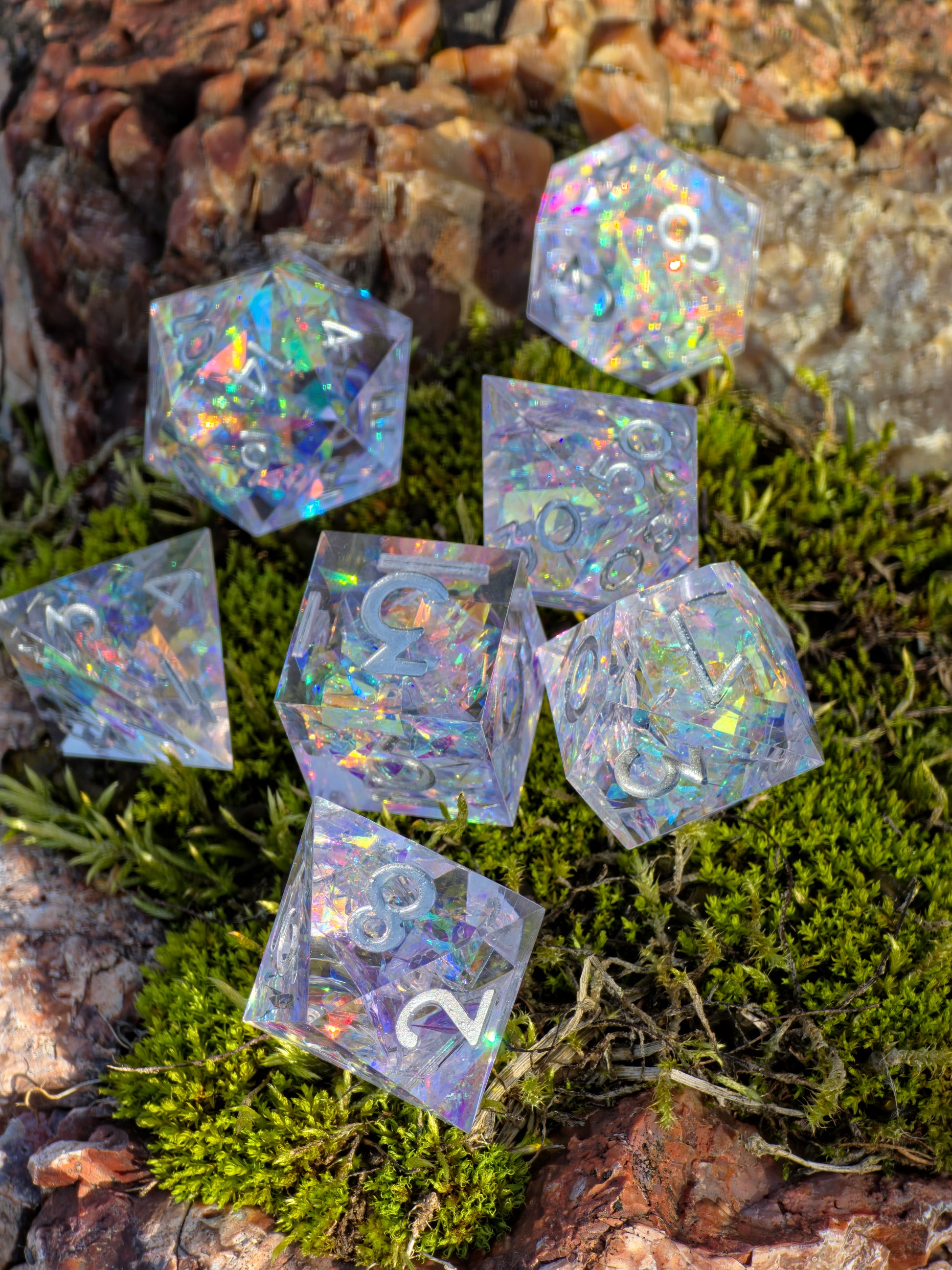 „Opal Aurora“ Würfel auf Moos – harmonisches Spiel aus Licht, Farbe und Naturstruktur.  
“Opal Aurora” dice on moss – a harmonious play of light, color and natural texture.