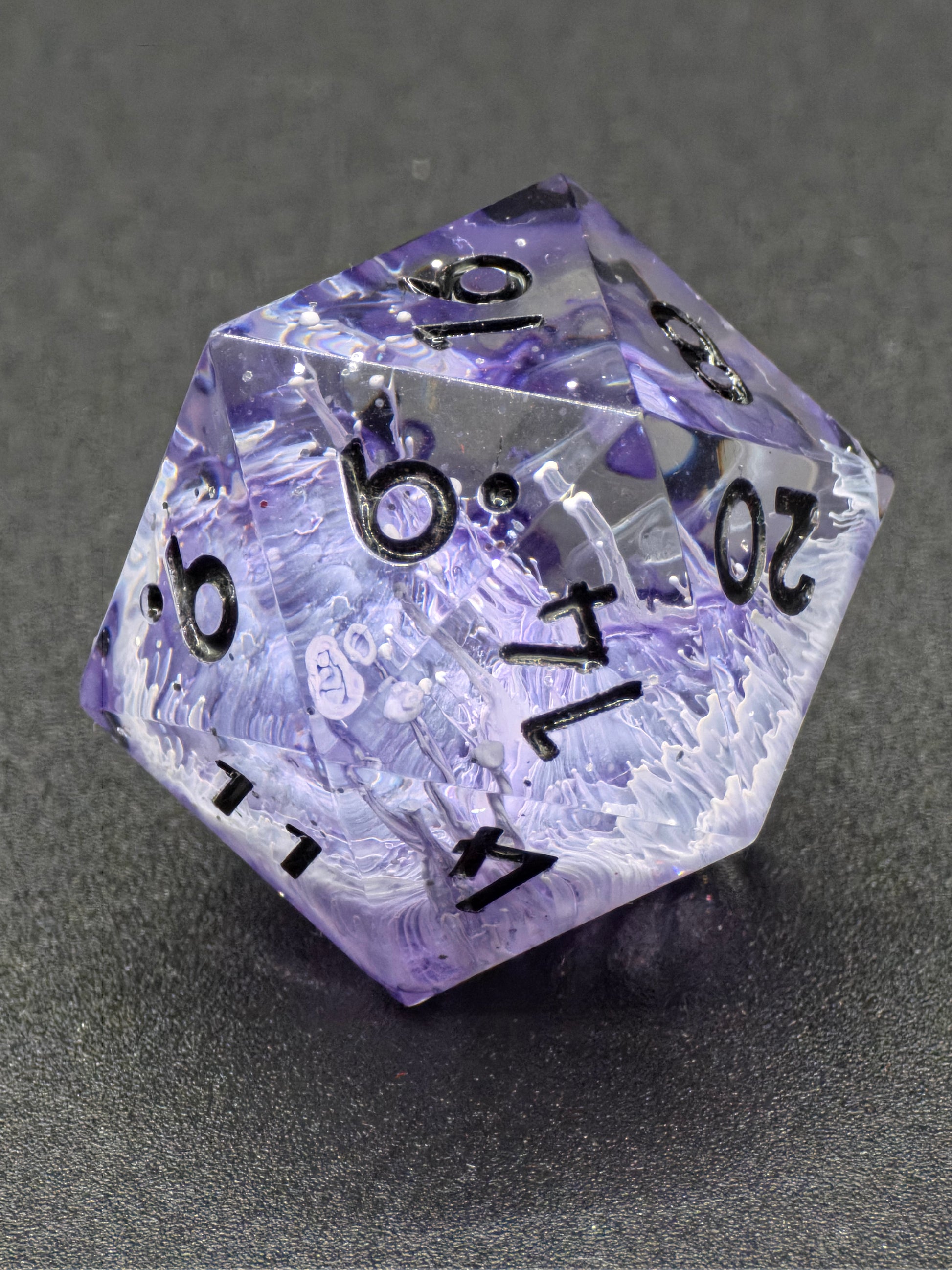 Detailaufnahme des „Petri D20“ – zeigt feine violette und weiße Strukturen im transparenten Harz.  
Close-up of the “Petri D20” – showing fine purple and white structures within the clear resin.