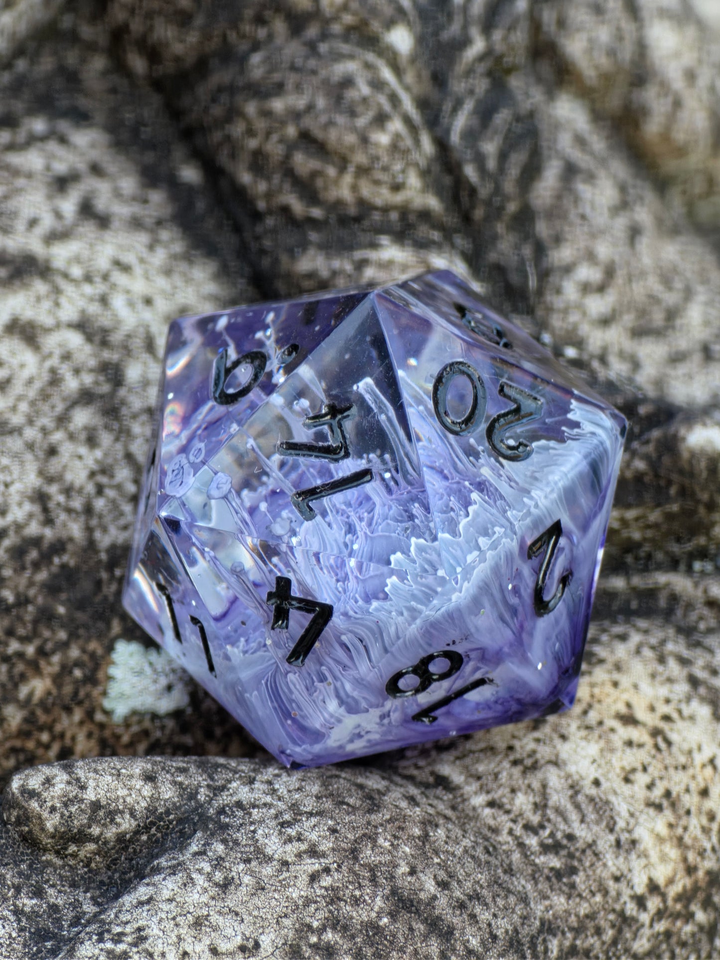 „Petri D20“ in der Hand – betont Transparenz, Leichtigkeit und die filigranen Petri-Strukturen.  
“Petri D20” held in hand – emphasizing transparency, lightness and delicate petri patterns.