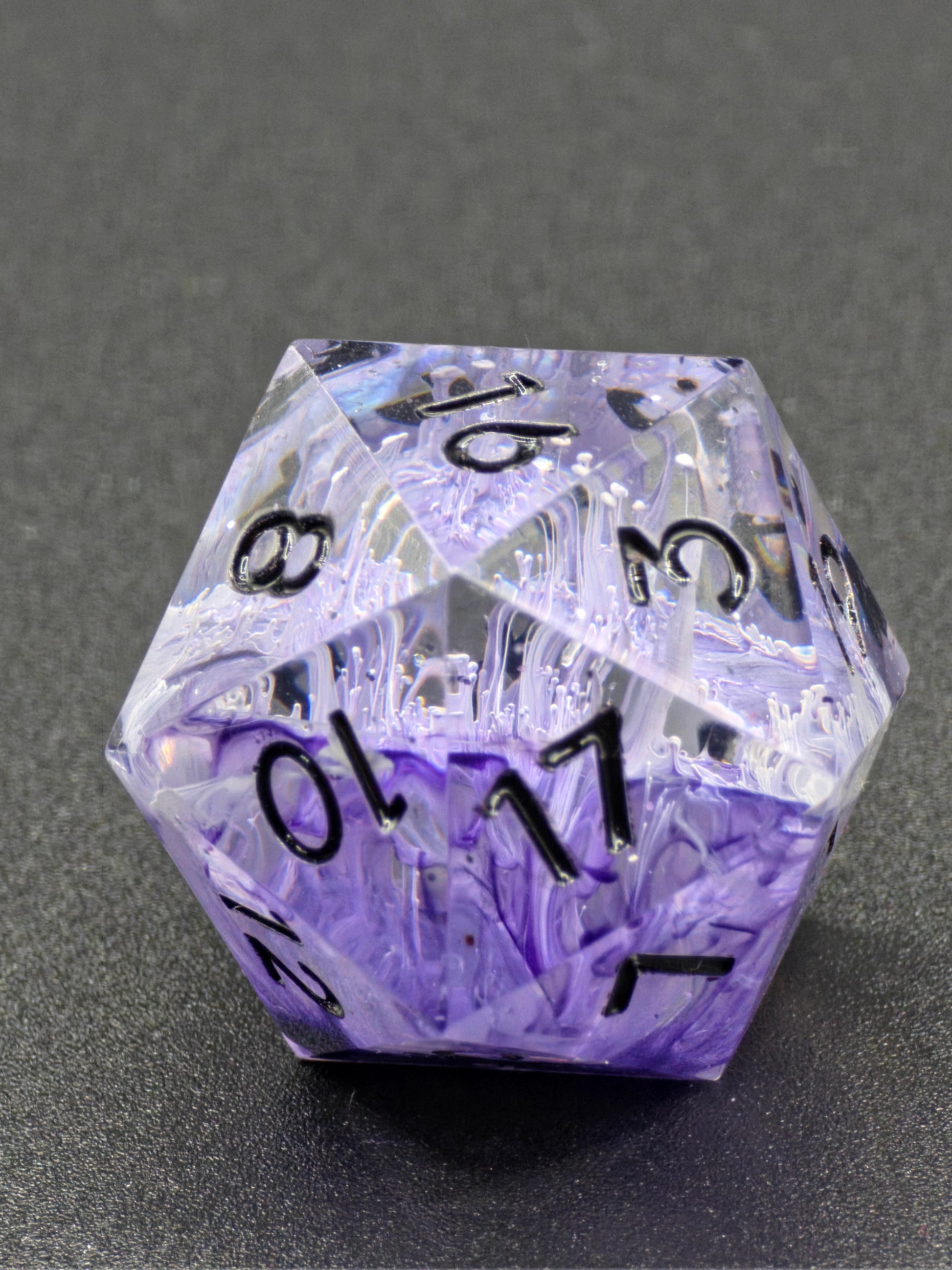 Handgemachter polyedrischer D20 „Petri Lila Weiß Transparent“ – zarte Harzschichten mit kosmischem Petri-Effekt.  
Handmade polyhedral D20 “Petri Purple White Transparent” – delicate resin layers with cosmic petri effect.