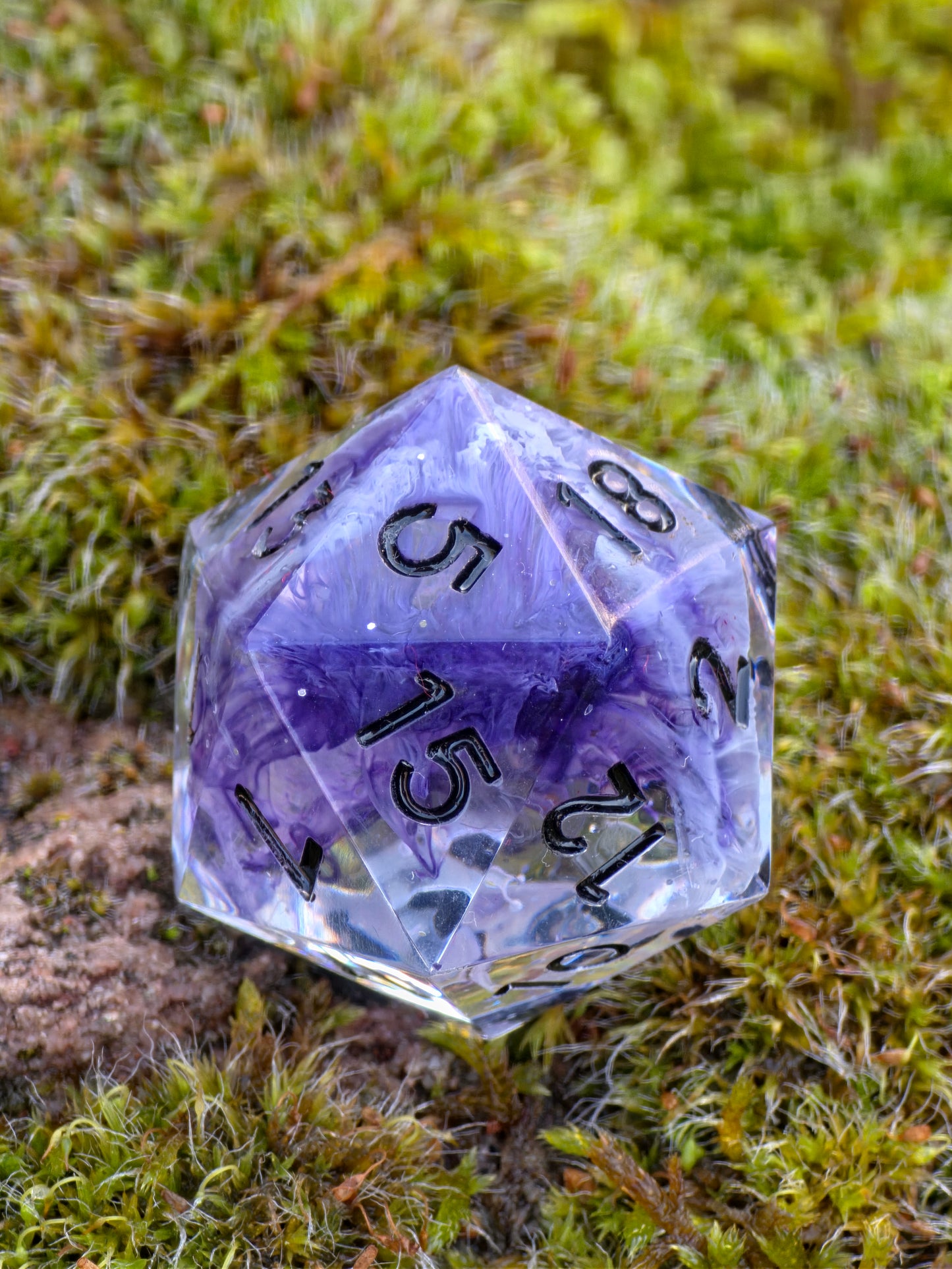 „Petri D20“ auf Naturstein – sanftes Licht hebt den Schimmer und die Tiefe des Harzes hervor.  
“Petri D20” on natural stone – soft light highlights the shimmer and depth of the resin.