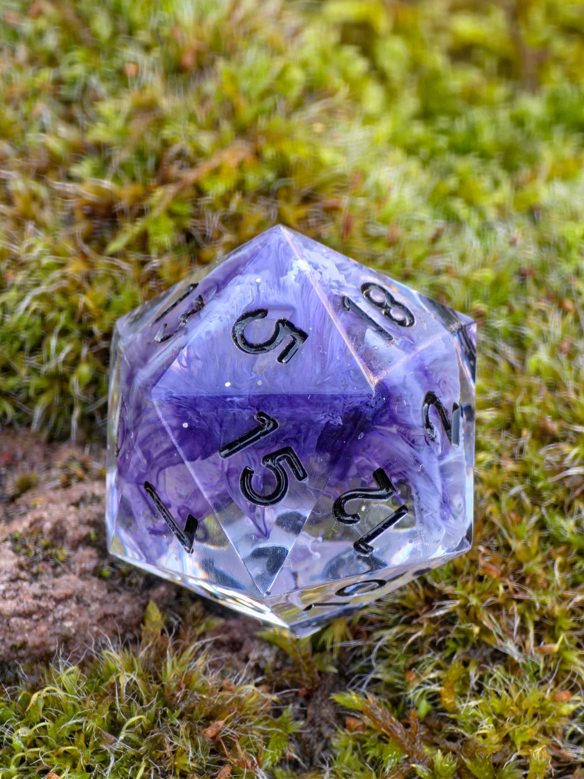 „Petri D20“ auf Naturstein – sanftes Licht hebt den Schimmer und die Tiefe des Harzes hervor.  
“Petri D20” on natural stone – soft light highlights the shimmer and depth of the resin.