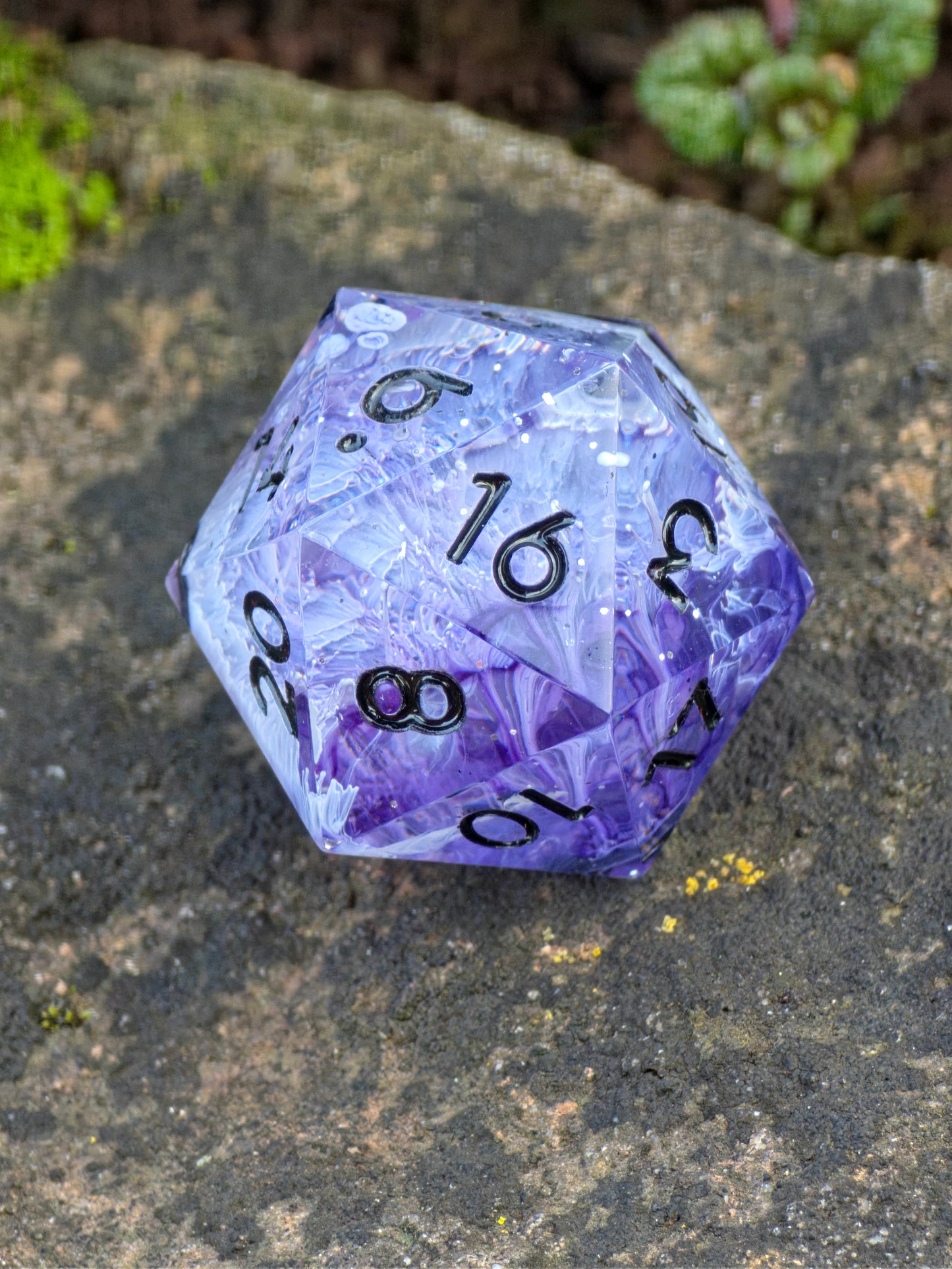 Studioaufnahme des „Petri D20“ – klare Gravuren, glänzende Oberfläche und dezente Farbverläufe.  
Studio shot of the “Petri D20” – crisp engravings, glossy surface and subtle color gradients.