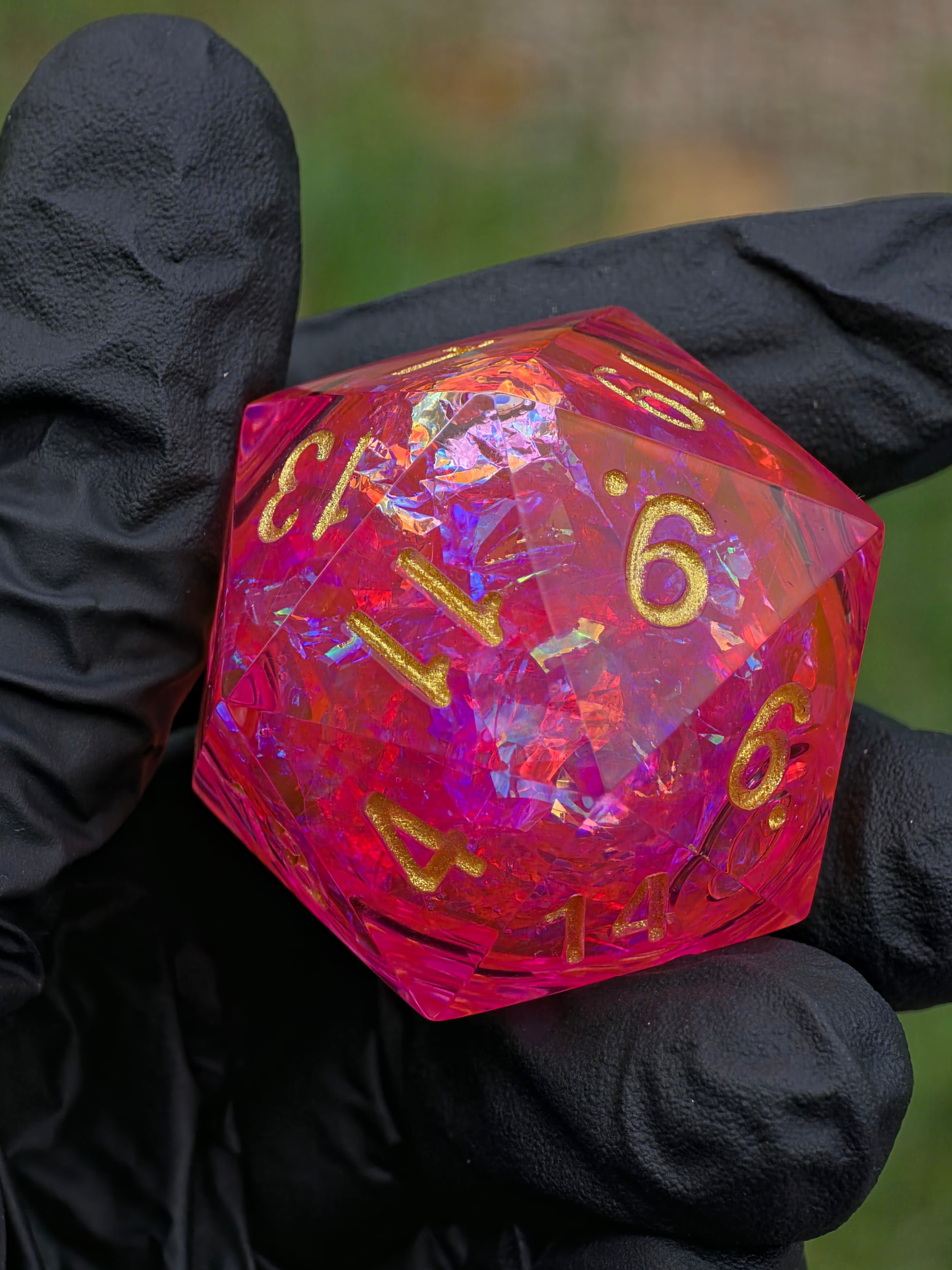 „Pink Aurora“ in der Hand – intensives Pink mit goldenen Zahlen und funkelnder Tiefe.  
“Pink Aurora” held in hand – intense pink with golden numbers and sparkling depth.