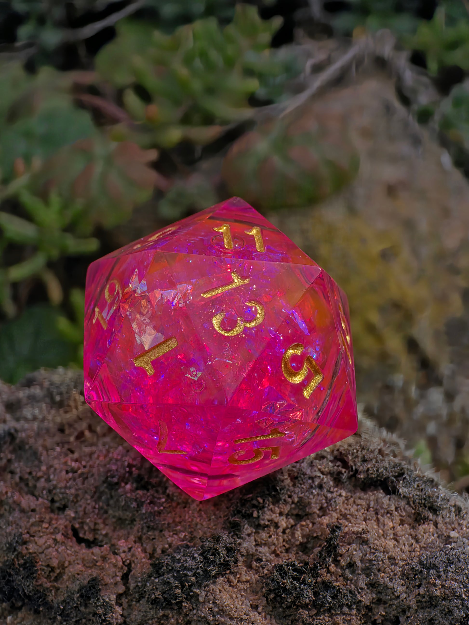 „Pink Aurora“ auf Naturgrund – leuchtendes Pink-Gold im weichen Tageslicht.  
“Pink Aurora” on natural ground – glowing pink-gold in soft daylight.