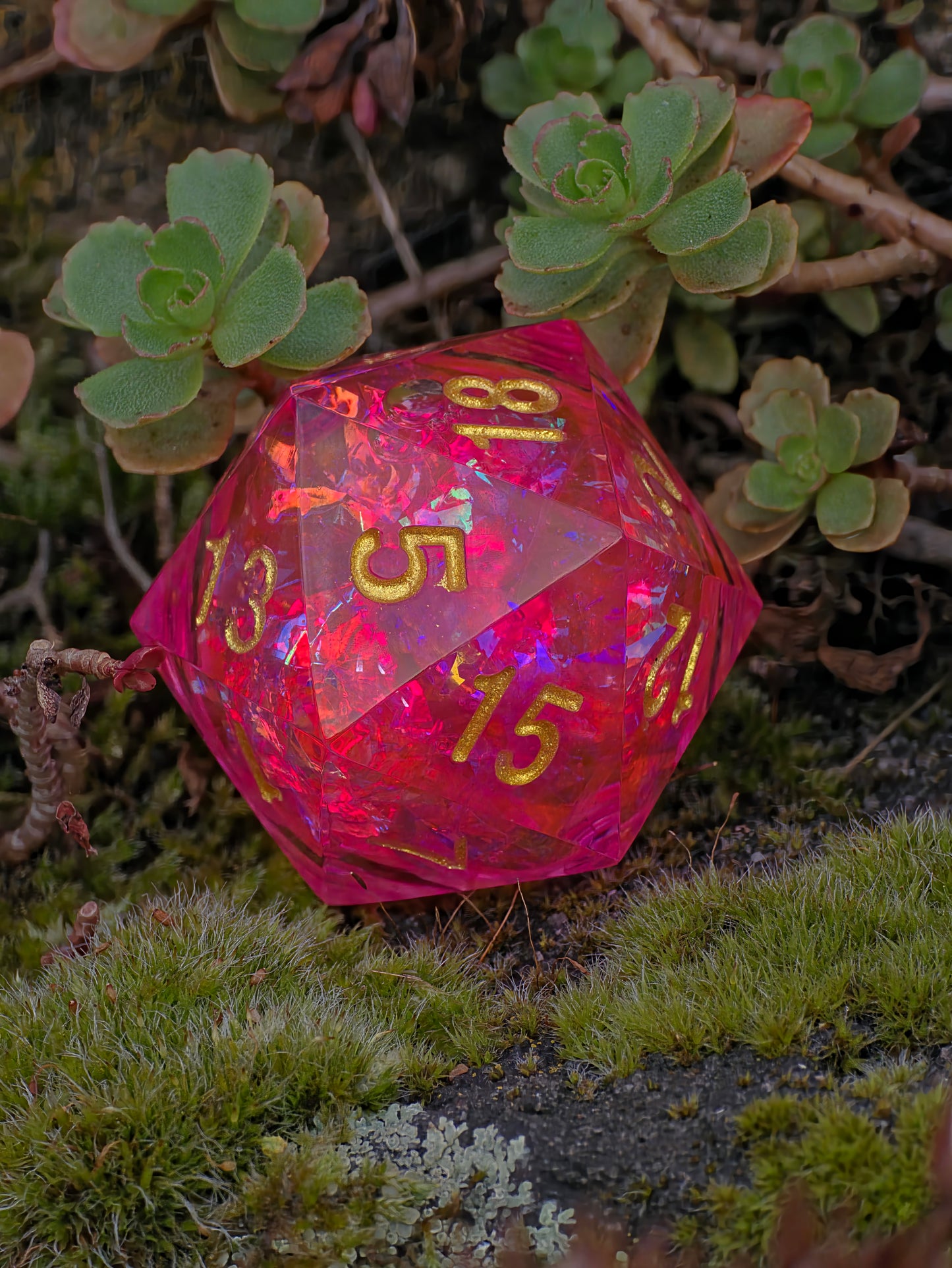 Studioaufnahme des „Pink Aurora“ – klare Gravuren, polierte Oberfläche und brillante Transparenz.  
Studio shot of “Pink Aurora” – clean engravings, polished surface, and brilliant transparency.