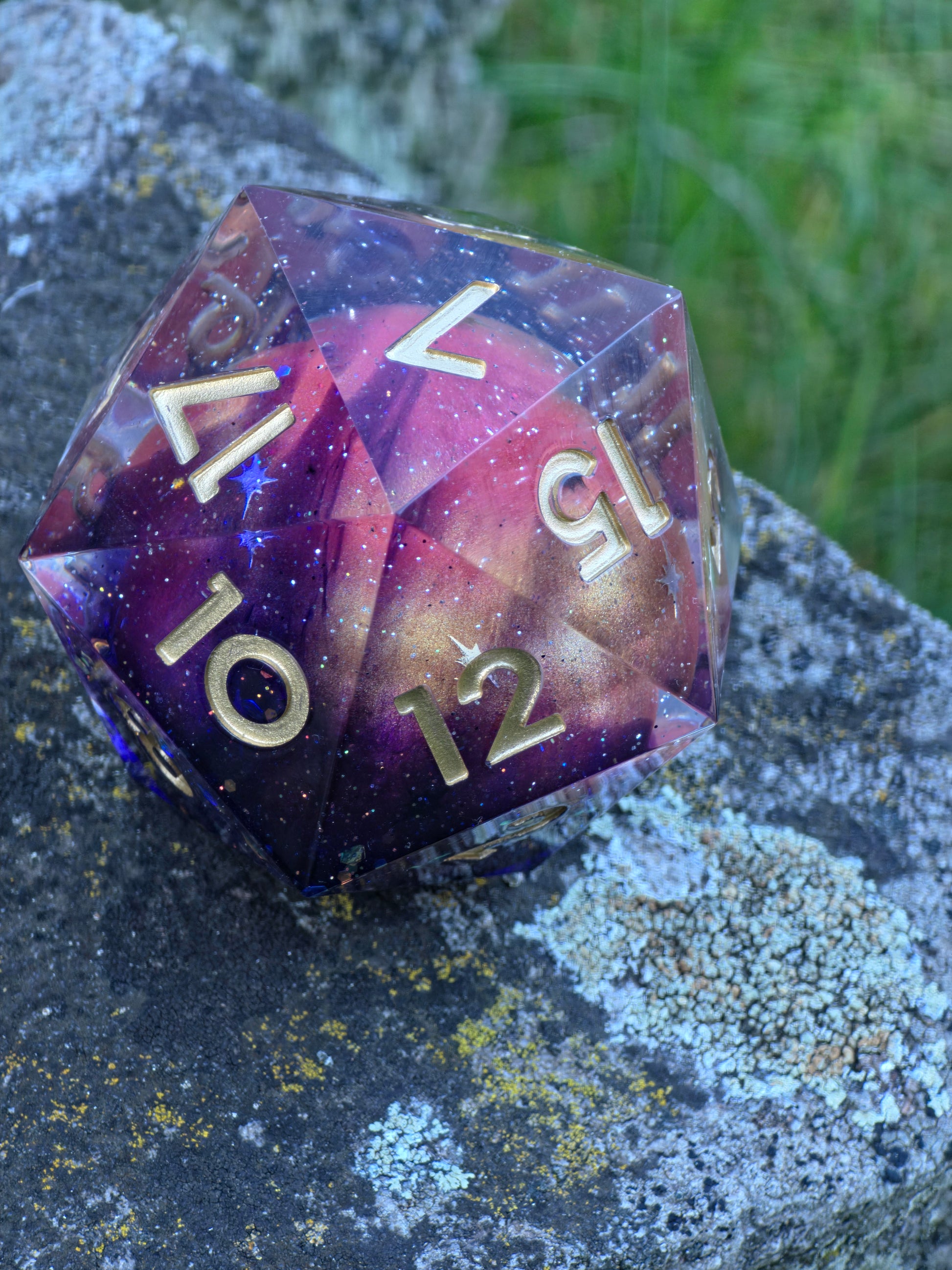 Detailaufnahme des „Planet Mars“ – glitzernde Partikel und tiefe Farbwirbel wie im Universum.  
Close-up of “Planet Mars” – shimmering particles and deep cosmic swirls inside the resin.