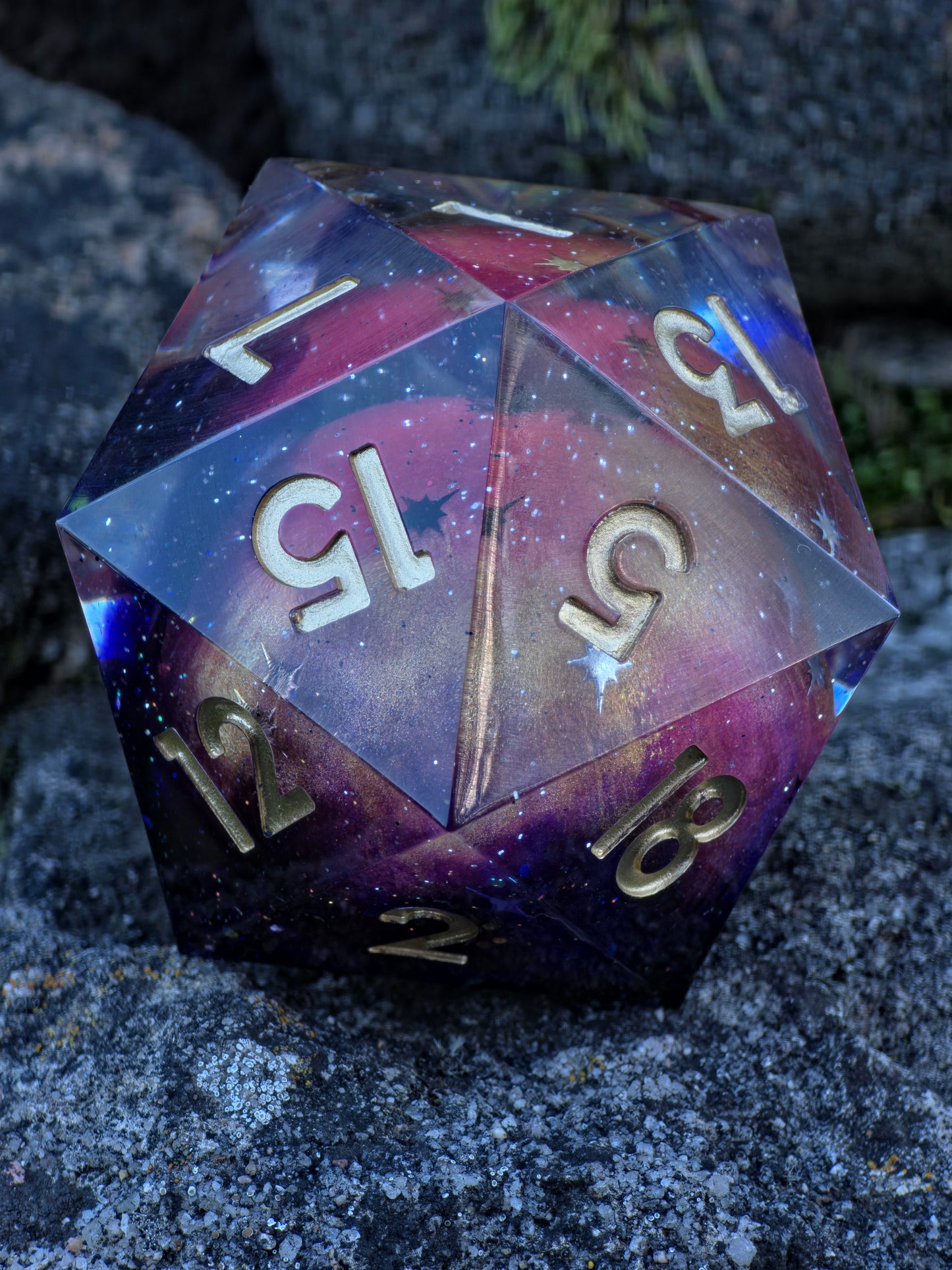 „Planet Mars“ in der Hand – goldene Zahlen leuchten über purpurnem Galaxie-Hintergrund.  
“Planet Mars” held in hand – golden numbers shining over purple galaxy background.