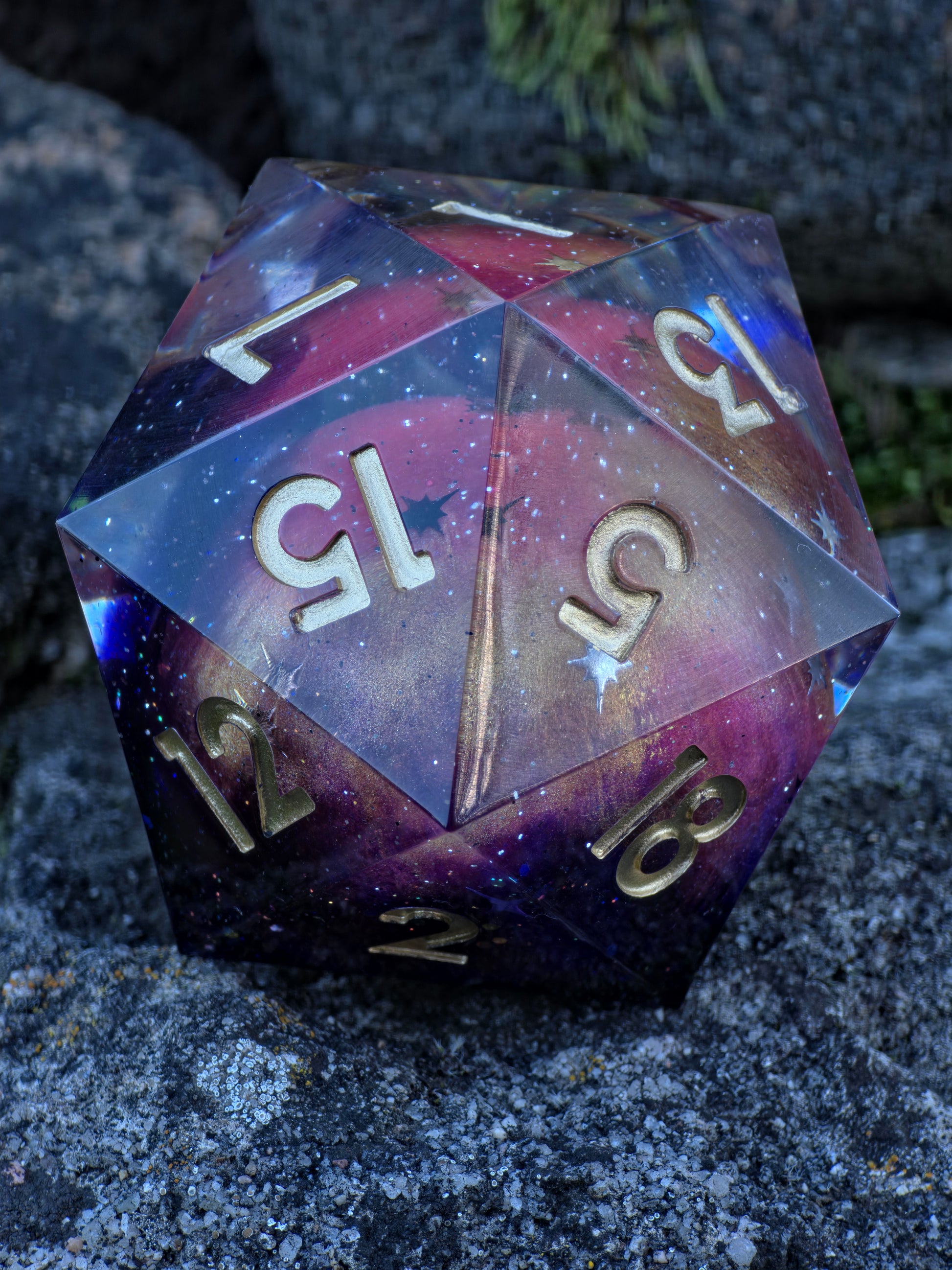 „Planet Mars“ in der Hand – goldene Zahlen leuchten über purpurnem Galaxie-Hintergrund.  
“Planet Mars” held in hand – golden numbers shining over purple galaxy background.