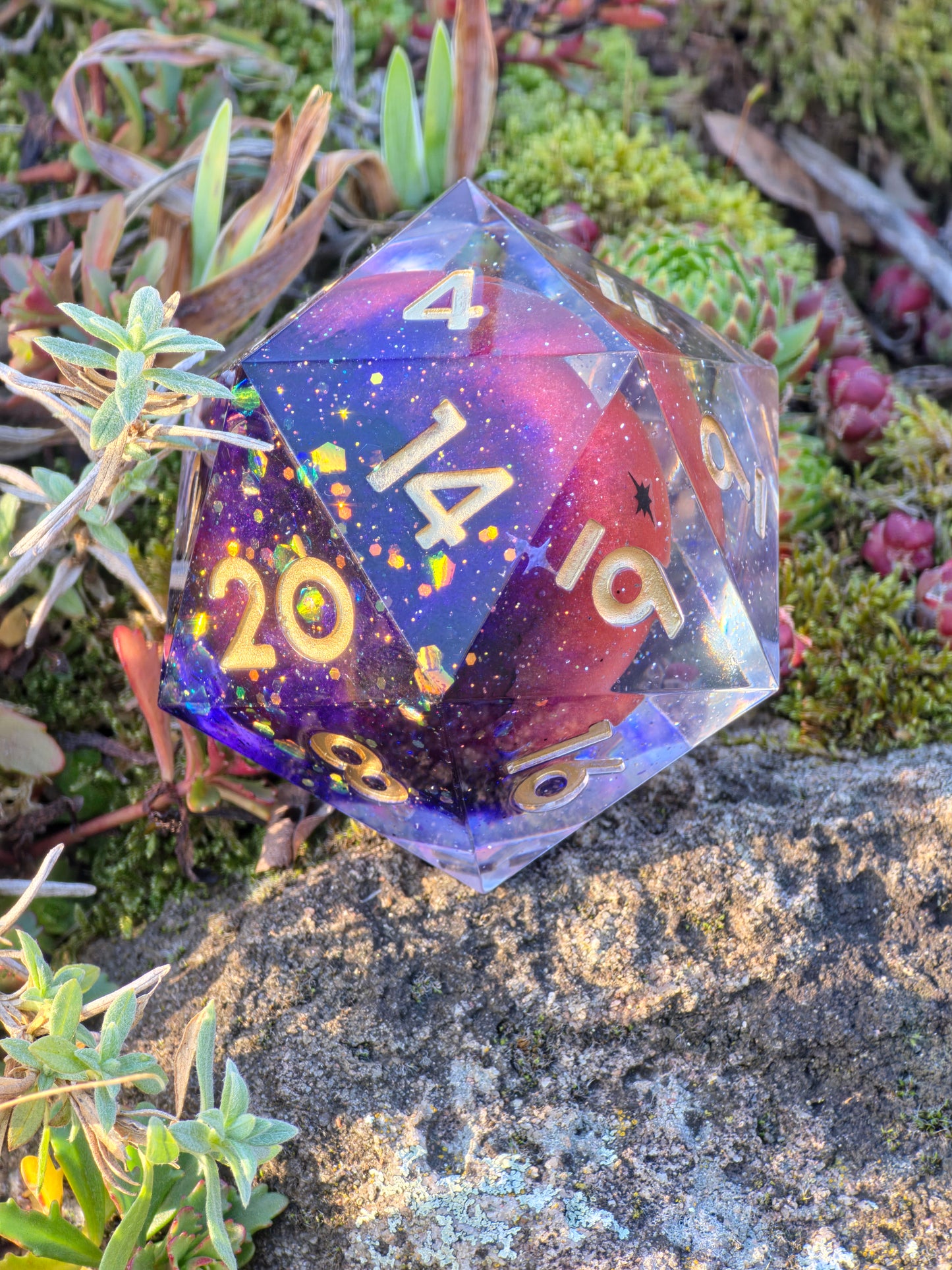 Studioaufnahme des „Planet Mars“ – klare Linien, glatte Oberfläche und intensives Farbspiel.  
Studio shot of “Planet Mars” – clean edges, smooth surface and intense color blend.