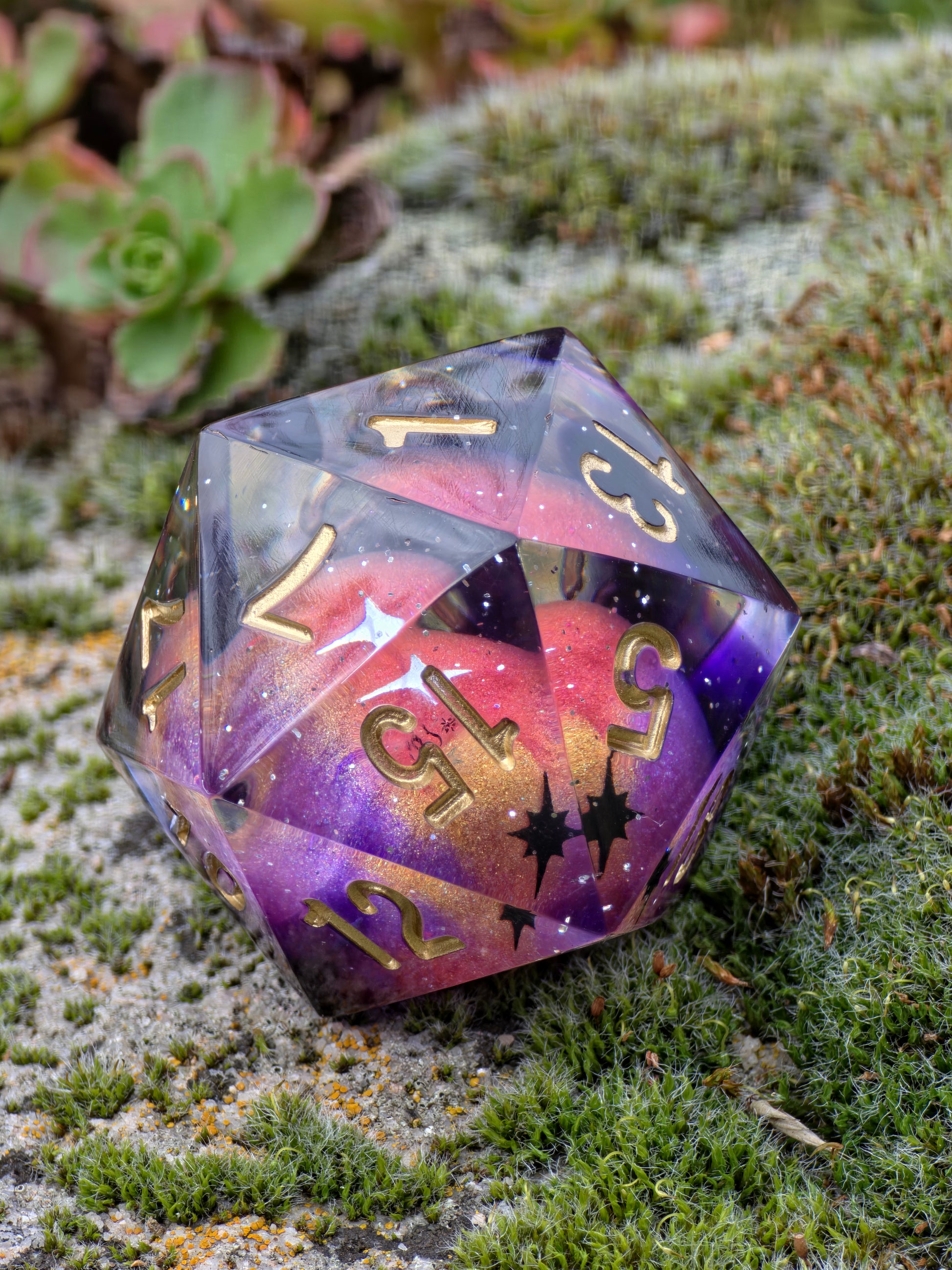 Detailaufnahme des „Planet Meteorite Galaxy“ – zeigt leuchtende Goldgravuren und kosmische Farbverläufe.  
Close-up of the “Planet Meteorite Galaxy” – showing bright gold engravings and cosmic color gradients.