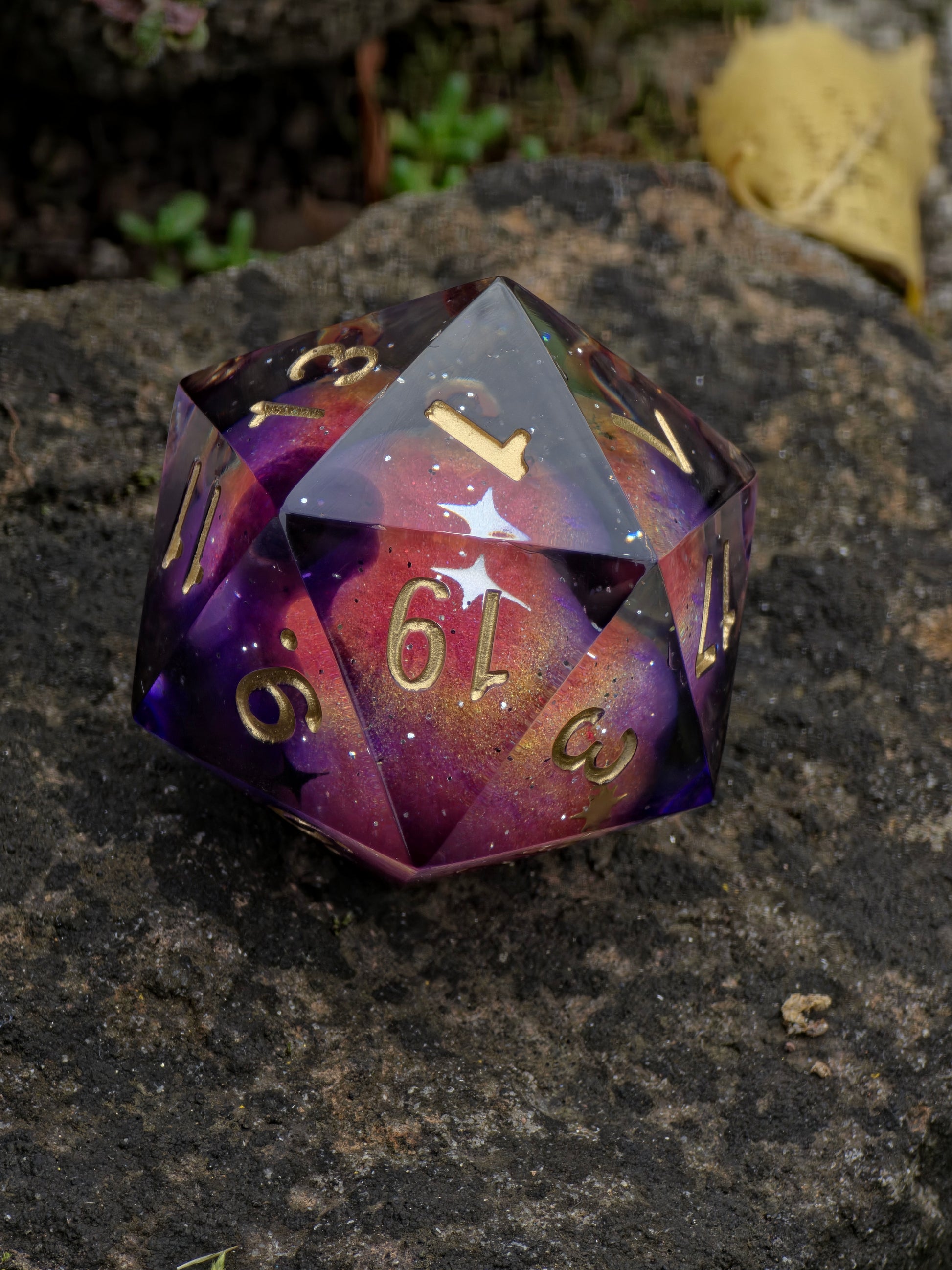 „Planet Meteorite Galaxy“ in der Hand – schimmernder Effekt erinnert an den Glanz ferner Sterne.  
“Planet Meteorite Galaxy” held in hand – shimmering effect reminiscent of distant starlight.