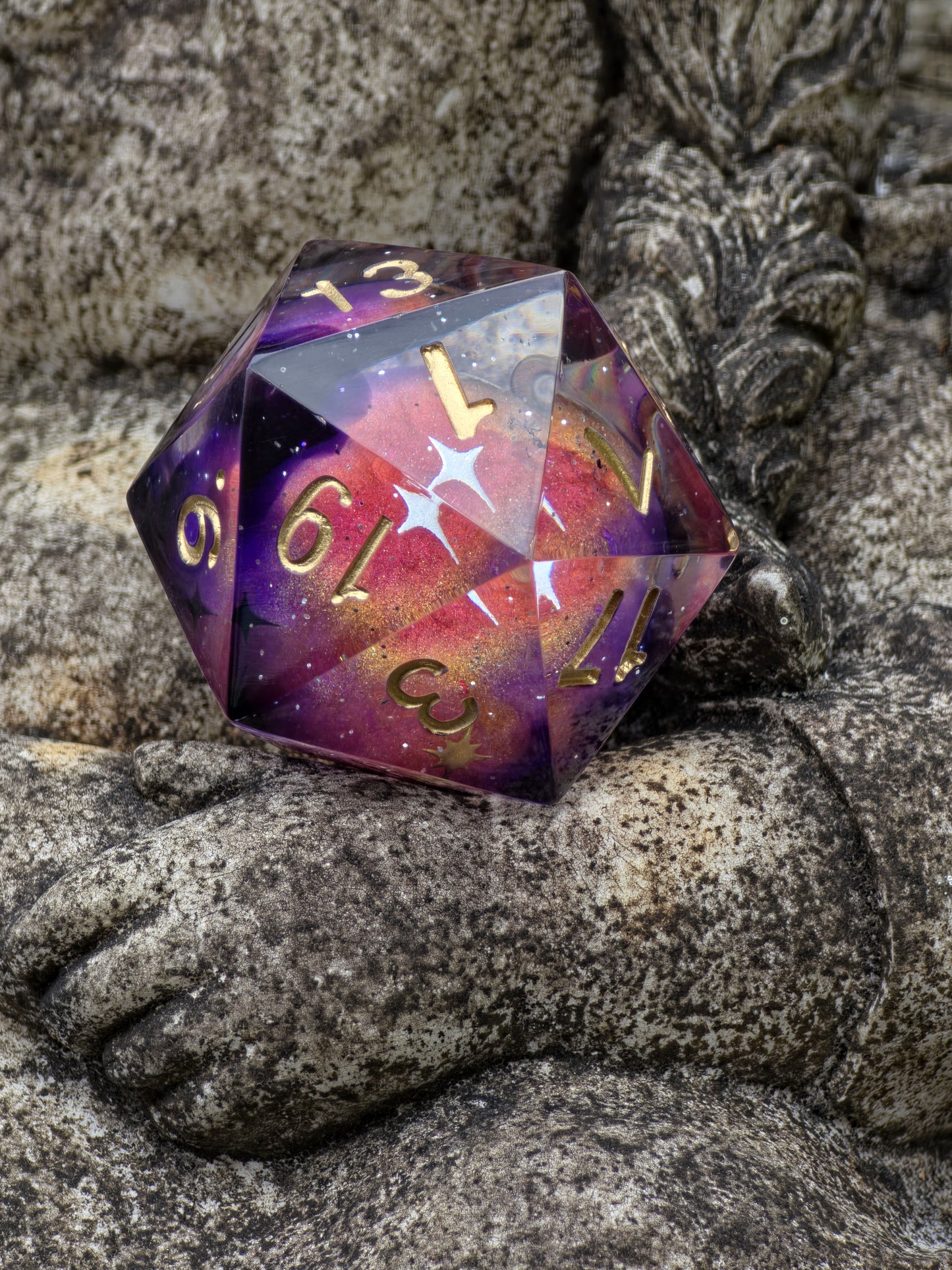 „Planet Meteorite Galaxy“ auf Naturstein – kontrast zwischen galaktischem Glanz und irdischer Textur.  
“Planet Meteorite Galaxy” on natural stone – contrast between galactic glow and earthy texture.