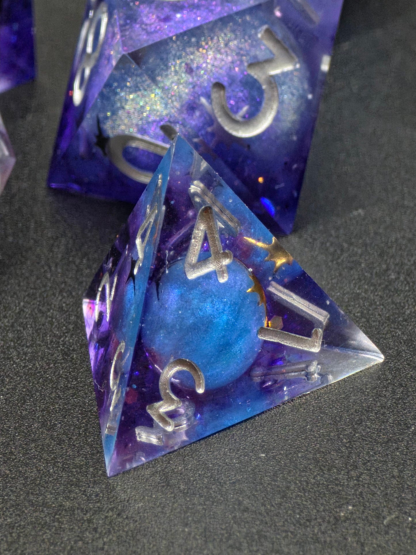 Detailaufnahme des „Planeten Kosmos“ Sets – zeigt winzige Planeten, glitzernde Sterne und tiefblaue Farbverläufe.  
Close-up of the “Planet Cosmos” set – showing tiny planets, sparkling stars and deep blue gradients.