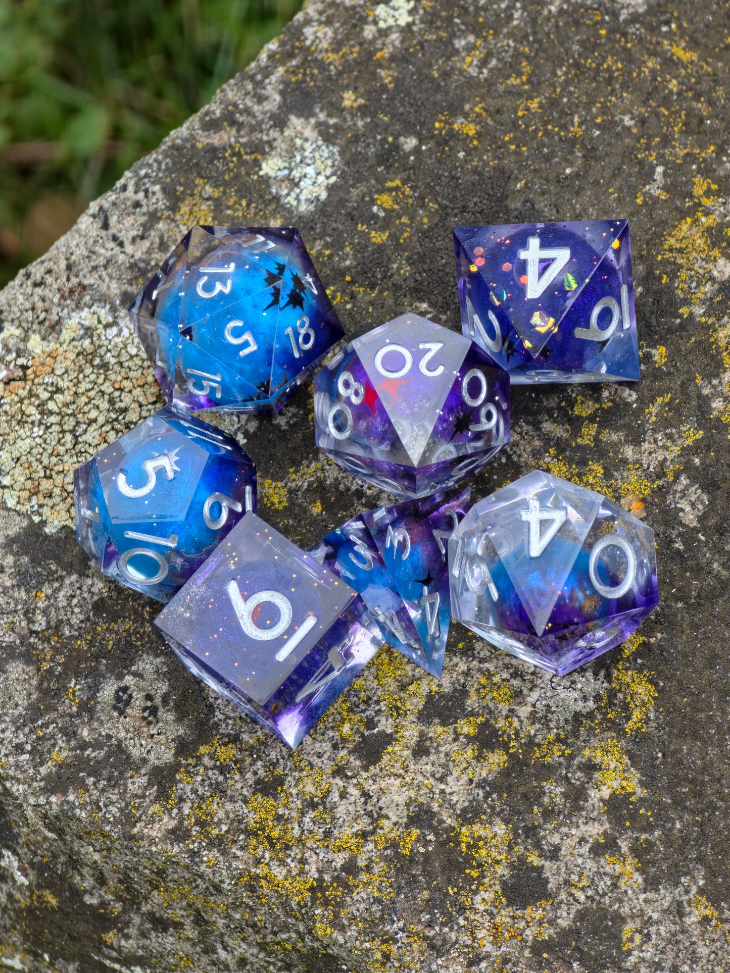 „Planeten Kosmos Galaxy Blue“ in der Hand – schimmernde Oberfläche erinnert an den Blick in die Galaxis.  
“Planet Cosmos Galaxy Blue” held in hand – shimmering surface reminiscent of a view into the galaxy.