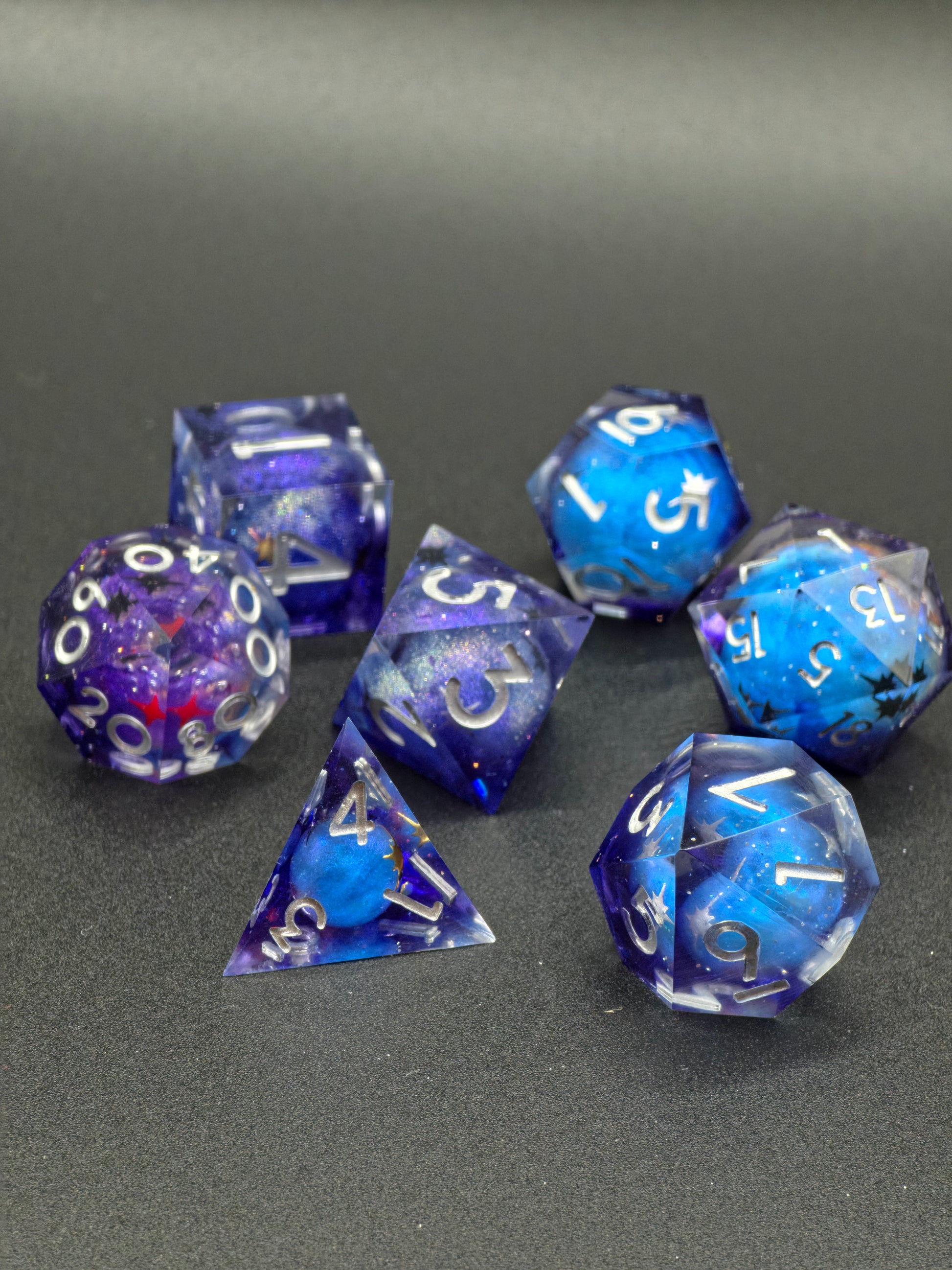Handgemachtes DnD Würfelset „Planeten Kosmos Galaxy Blue“ – 7 Stück in Blau-Violett mit Planeteneffekt und Galaxieglanz.  
Handmade DnD dice set “Planet Cosmos Galaxy Blue” – 7 pieces in blue-violet tones with planet effect and galaxy shimmer.