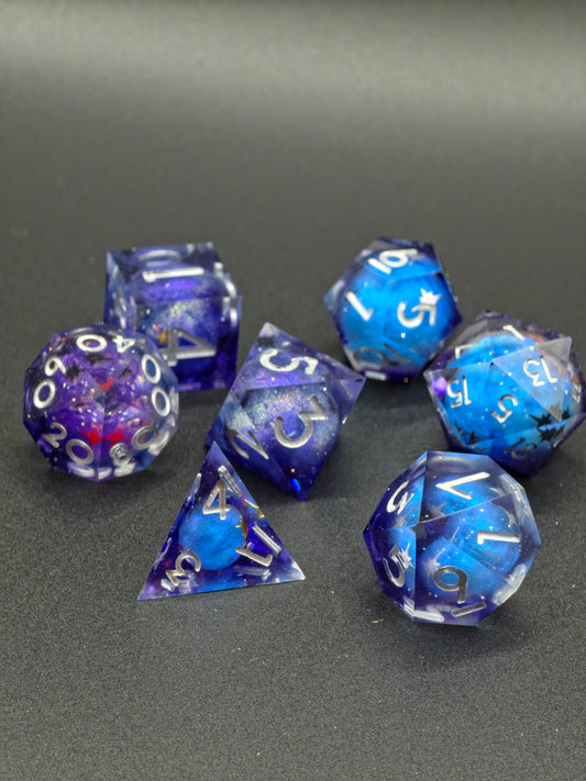 Handgemachtes DnD Würfelset „Planeten Kosmos Galaxy Blue“ – 7 Stück in Blau-Violett mit Planeteneffekt und Galaxieglanz.  
Handmade DnD dice set “Planet Cosmos Galaxy Blue” – 7 pieces in blue-violet tones with planet effect and galaxy shimmer.