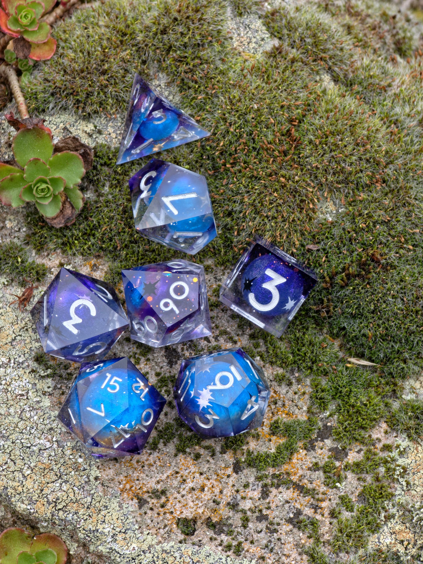 „Planeten Kosmos“ auf Naturhintergrund – das Blau leuchtet wie das Universum zwischen Moos und Licht.  
“Planet Cosmos” on natural background – blue tones glowing like the universe between moss and light.