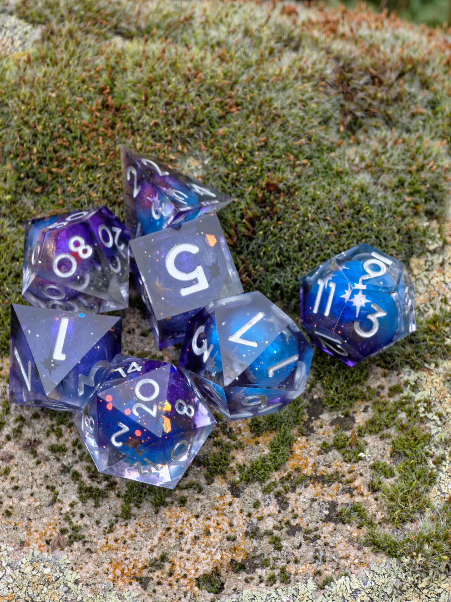 Studioaufnahme des „Planeten Kosmos Galaxy Blue“ – klare Gravuren, holografischer Glanz und harmonische Formen.  
Studio shot of the “Planet Cosmos Galaxy Blue” – crisp engravings, holographic shine and balanced shapes.